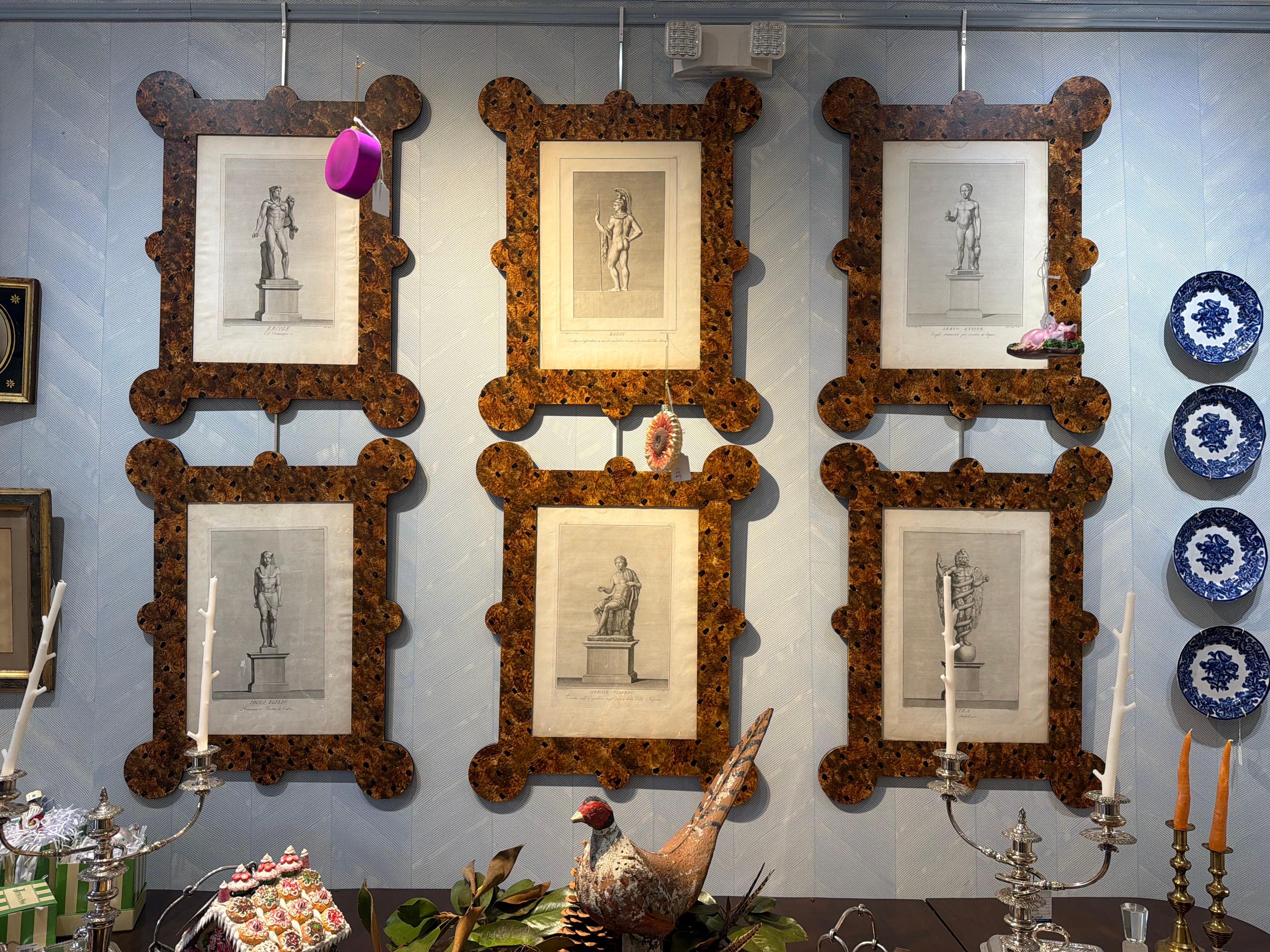 Gravures classiques rares et importantes provenant de la collection personnelle de l'estimé Niall Smith. Elles datent des années 1750 et présentent des sujets rares et inhabituels. Elles sont présentées dans des cadres faits sur mesure par notre