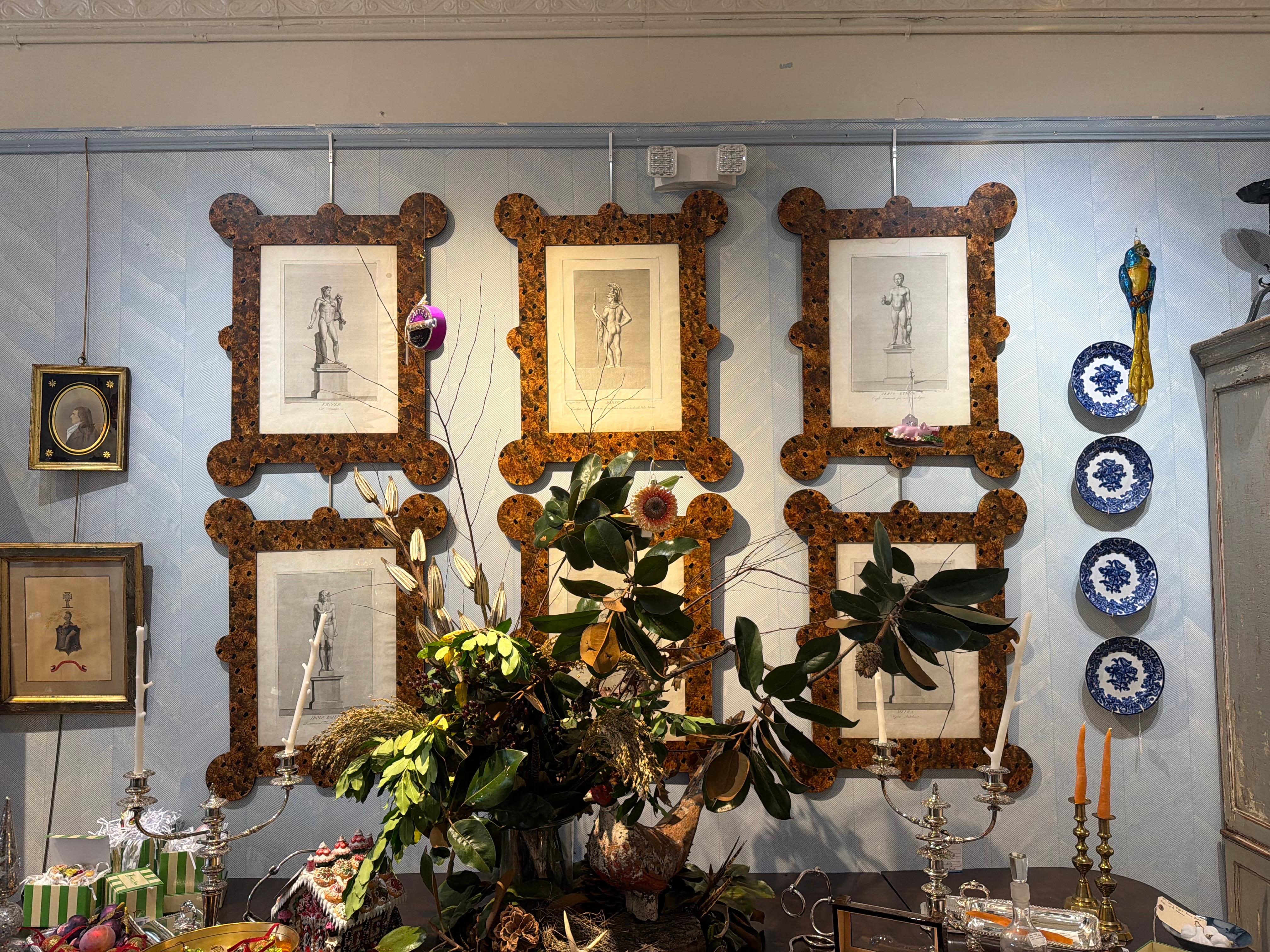 Importantes gravures classiques du XVIIIe siècle dans des cadres en fausse tortue peints à la main Bon état - En vente à Richmond, VA