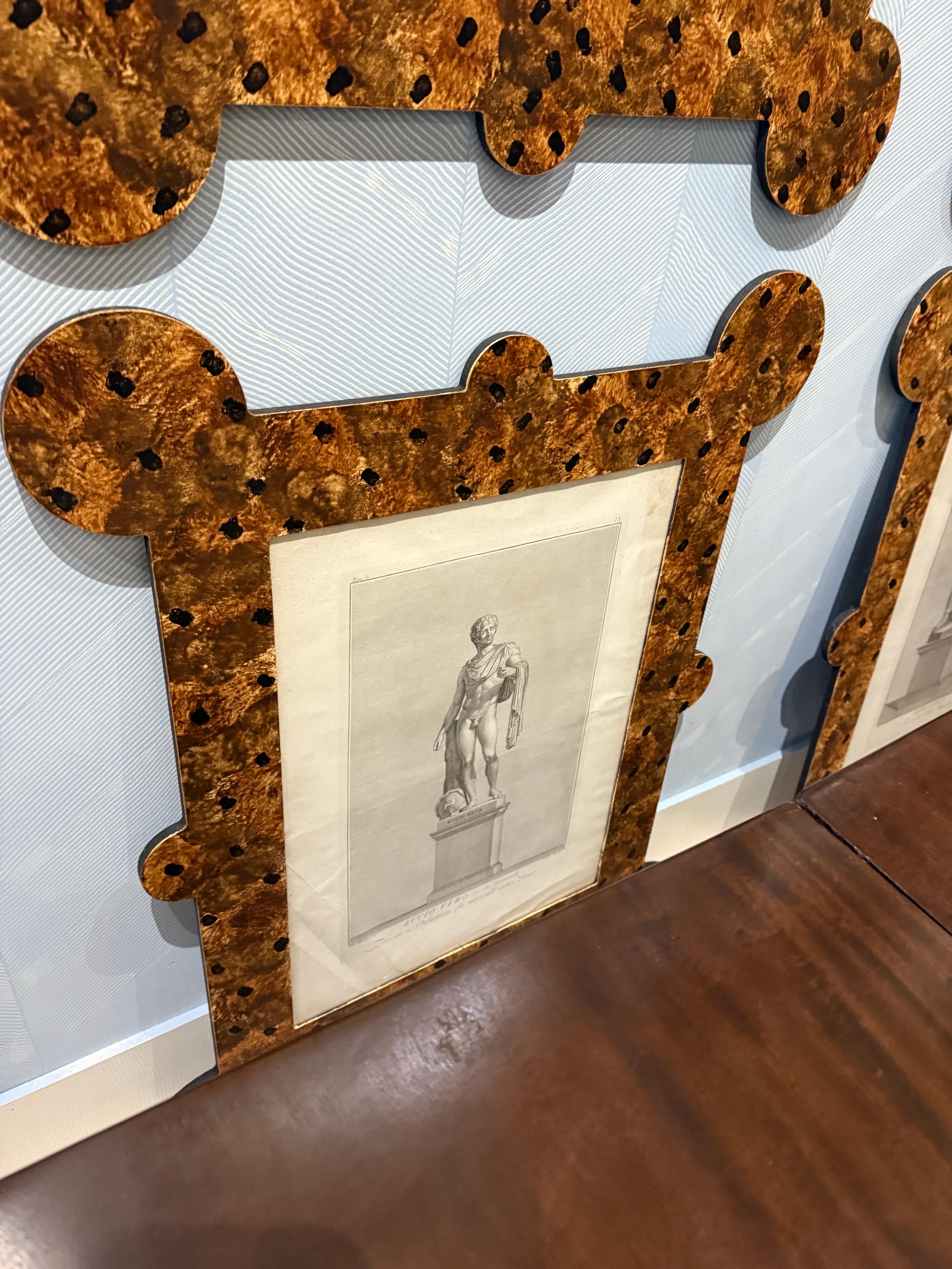 Papier Importantes gravures classiques du XVIIIe siècle dans des cadres en fausse tortue peints à la main en vente