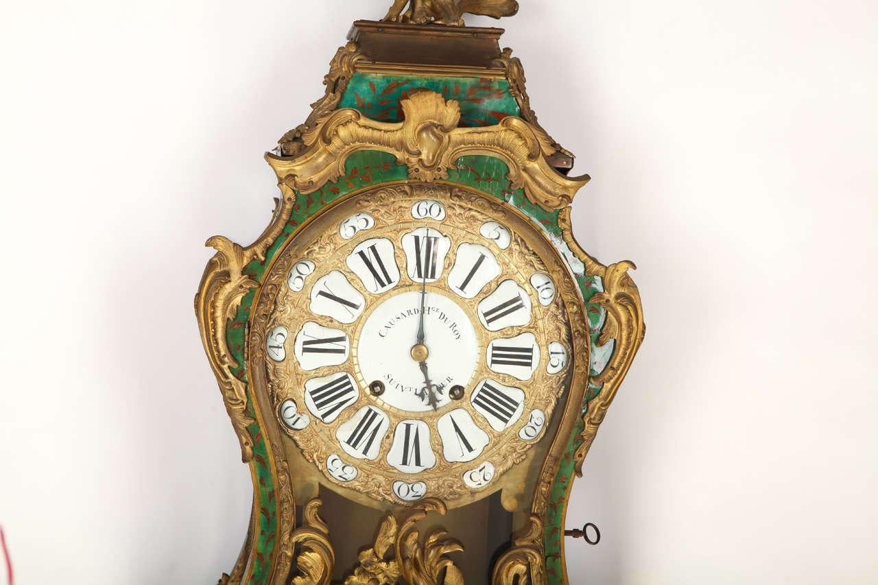 Eine frühe Louis-XV-Uhr mit grün gebeiztem Horn und vergoldetem Bronzebeschlag,
zweites Viertel des 18. Jahrhunderts, Zifferblatt mit der Aufschrift 'Causard Her du Roy a la Cour', Gehäuse mit der Stempelung 'Marchand'
Maße: 124cm. hoch