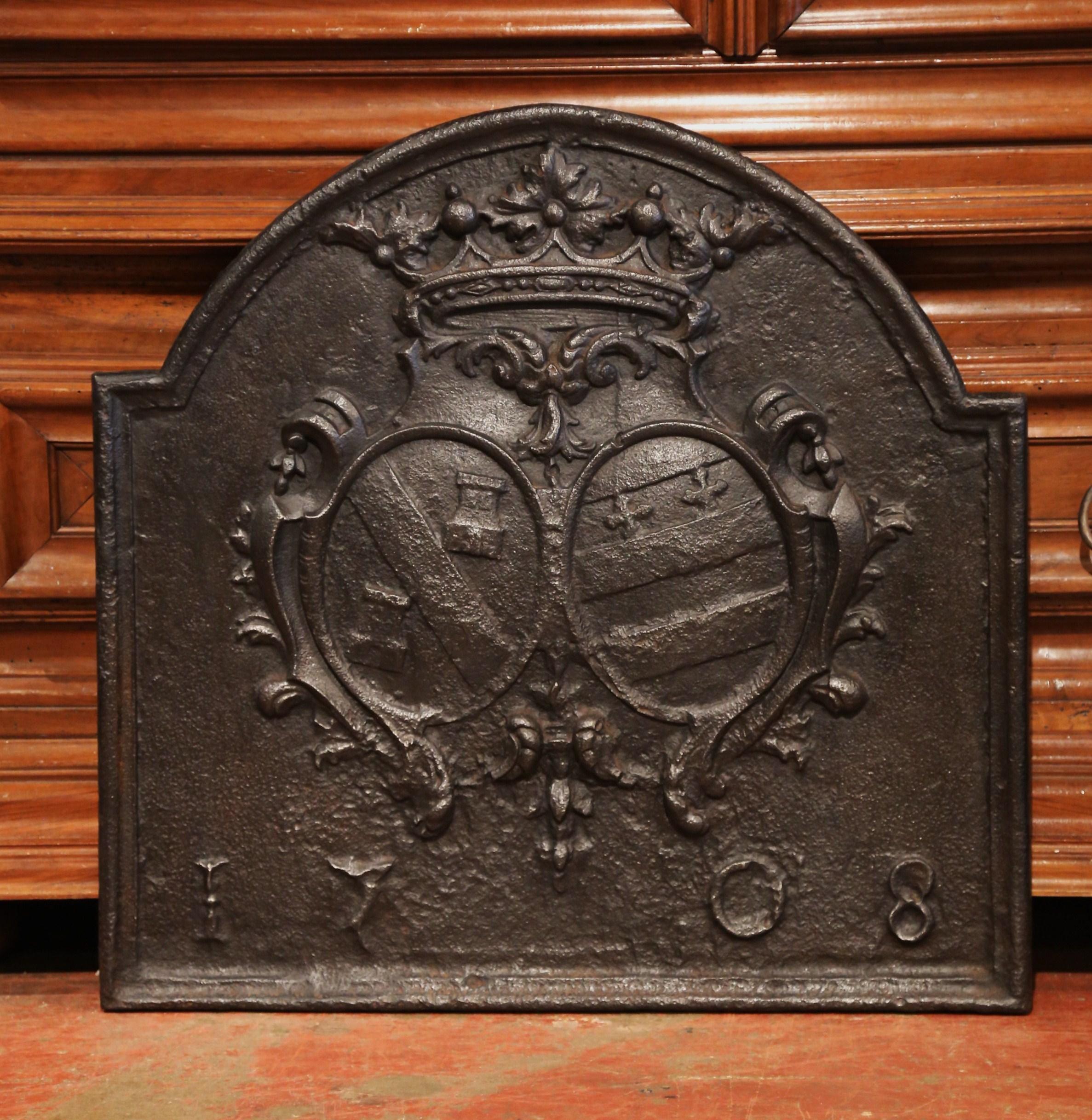 Important 18th Century French Louis XIV Iron Fireback with Crest Dated 1708 In Excellent Condition In Dallas, TX