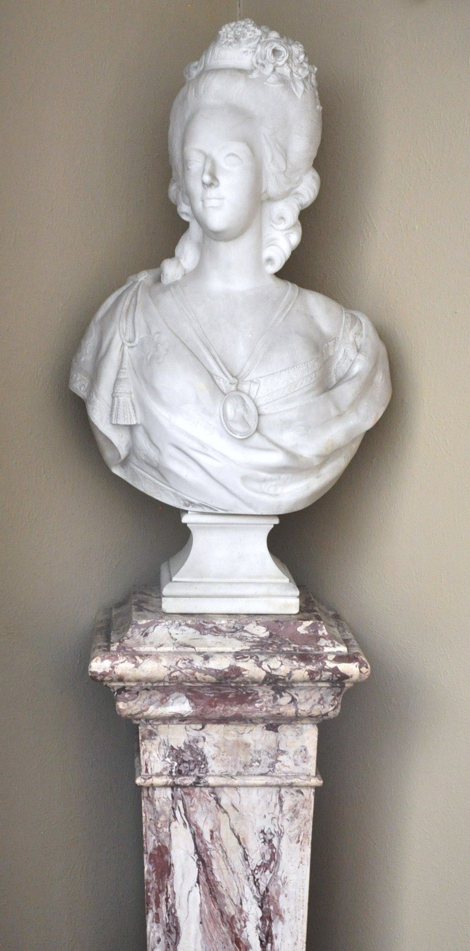 Diese große, antike Büste von Marie Antoinette aus weißem Carrara-Marmor wurde um 1780 in Paris, Frankreich, angefertigt. Die Marmorbüste ist im Stil von Felix Lecomte (französischer Bildhauer, 1737-1817) gefertigt. Die ursprüngliche Inspiration