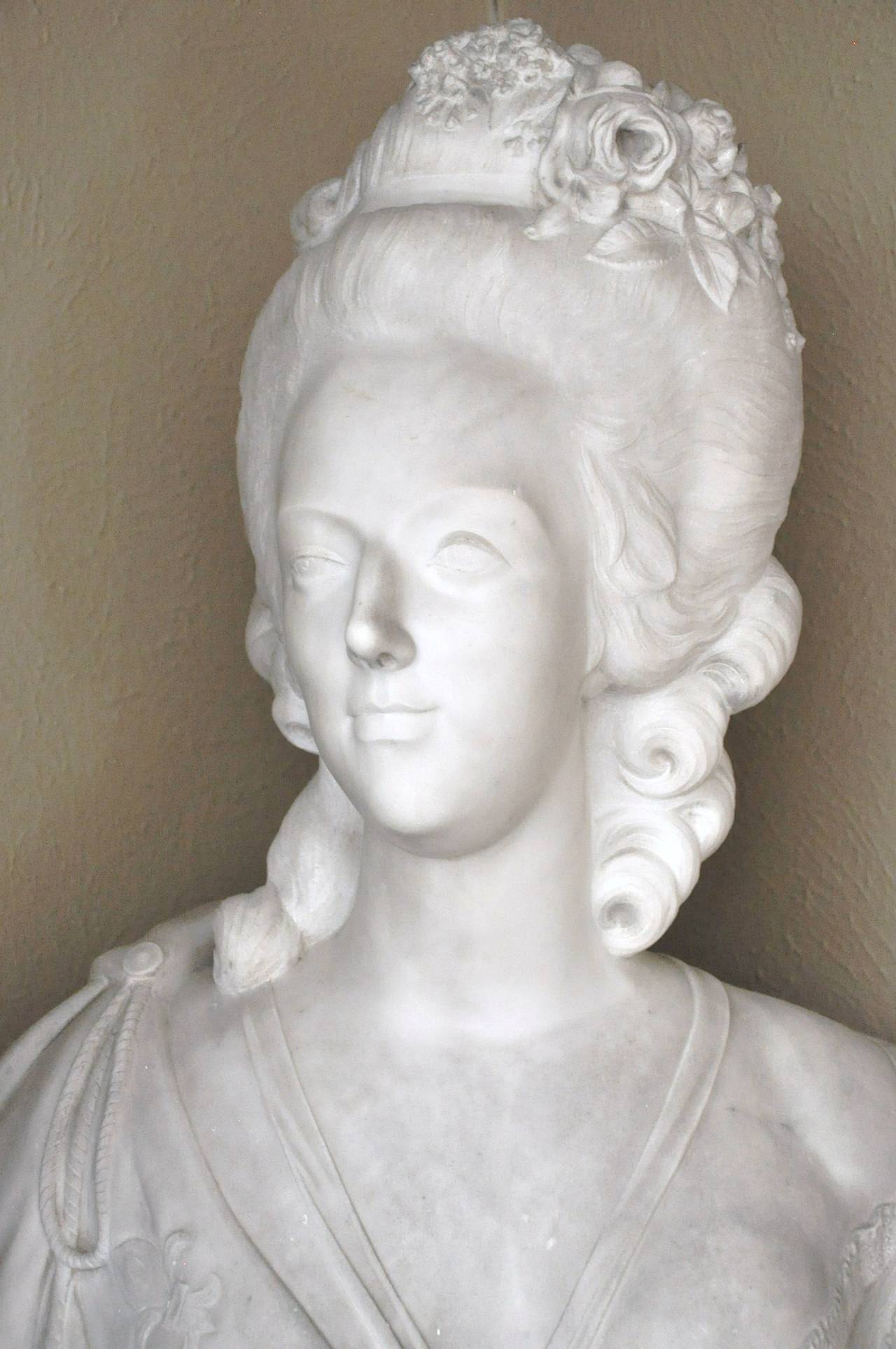 Französische Marmorbüste von Marie Antoinette nach F. Lecomte aus dem 18. Jahrhundert (Patiniert) im Angebot