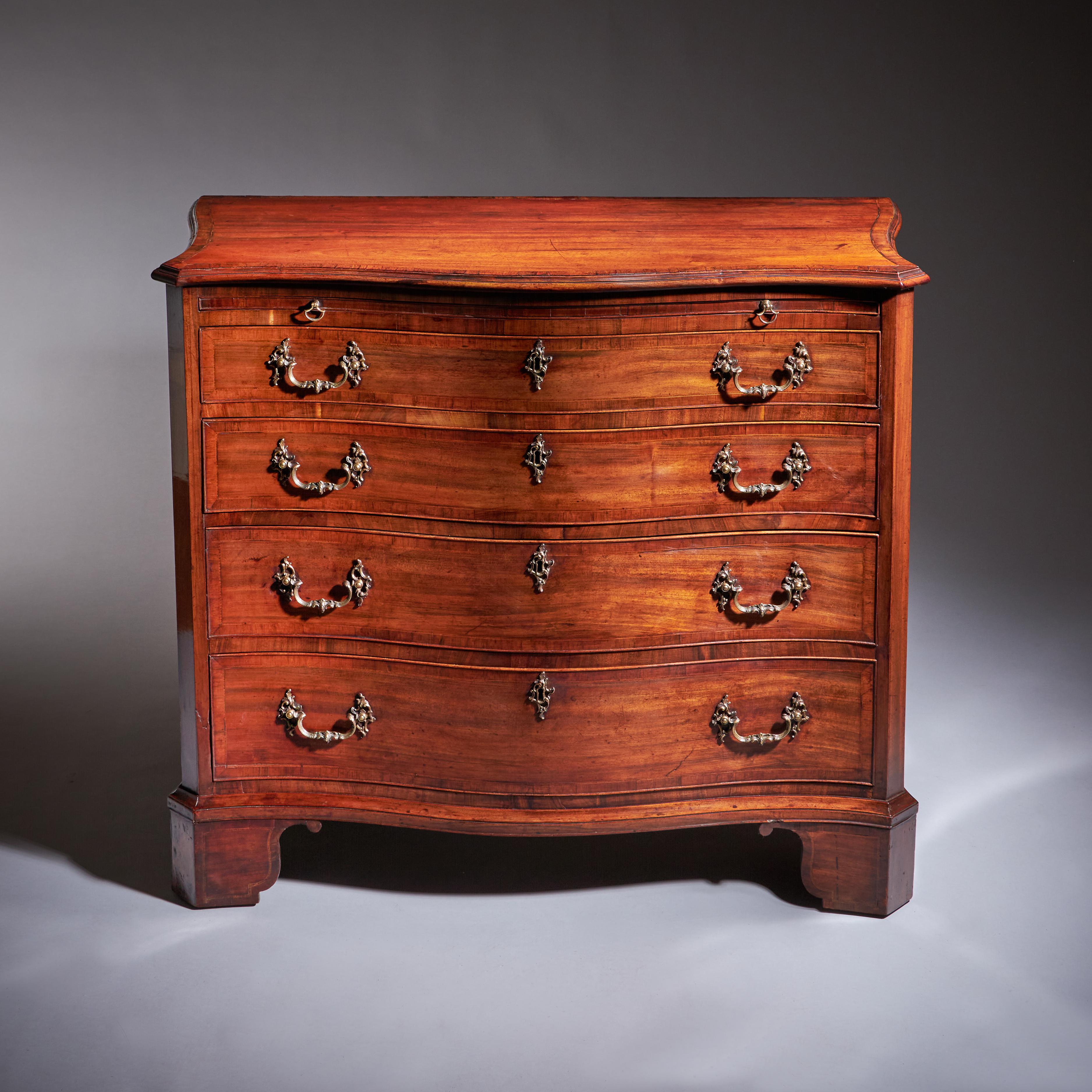 La cassettiera a serpentina documentata di John Teague del XVIII secolo Goncalo Alves.
Firmato 