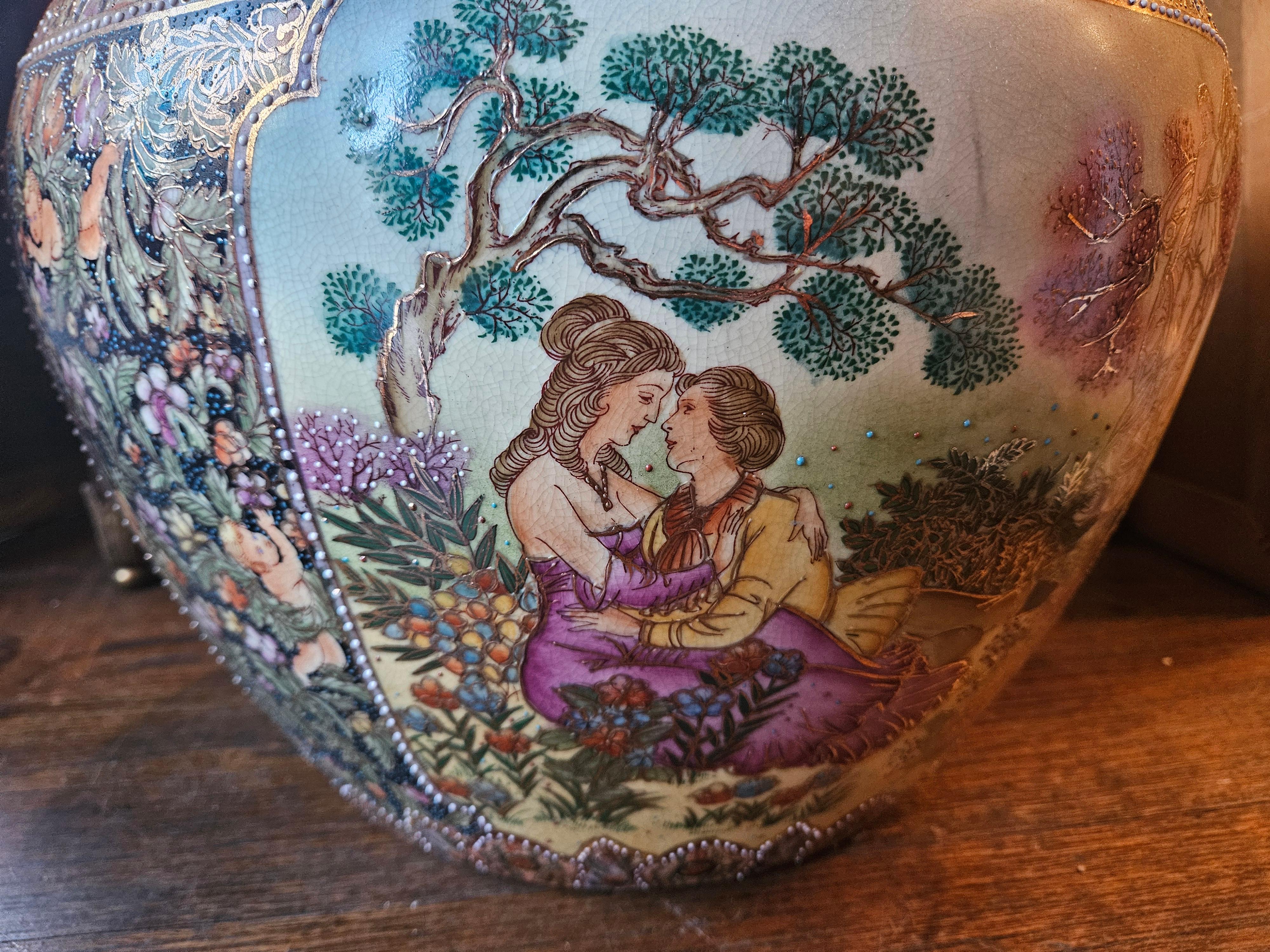 L'article suivant que nous vous proposons est ce Rare Large Important Famille Rose Style Asian Handpaintted Centerpiece Planter Bowl. Magnifiquement réalisé avec de beaux portraits d'amoureux de personnages et de paysages floraux avec des détails en