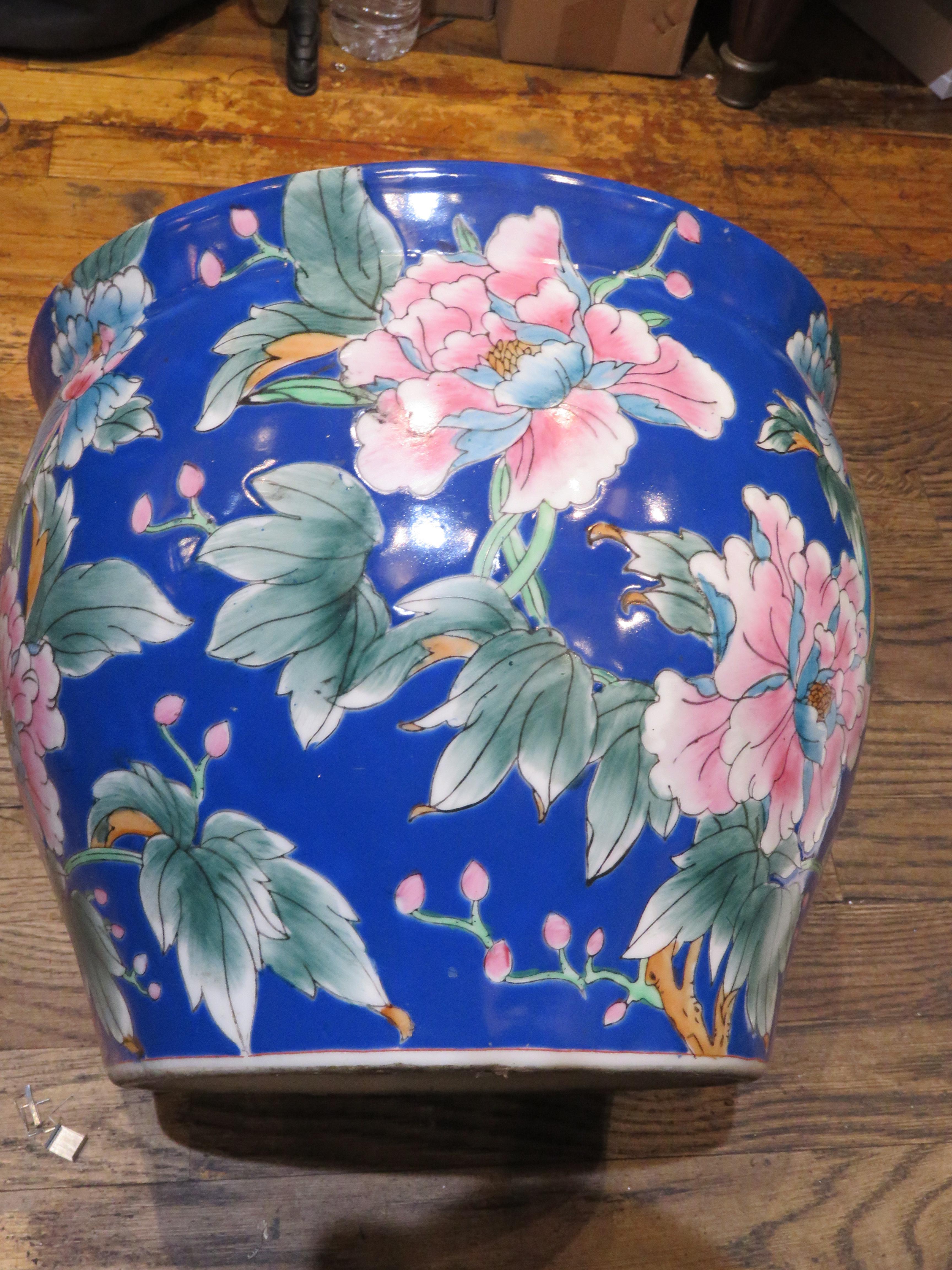 Wichtige 1900's Estate Handpainted Rosa Blau Blume Porzellan Pflanzer Schüssel (Asiatisch) im Angebot
