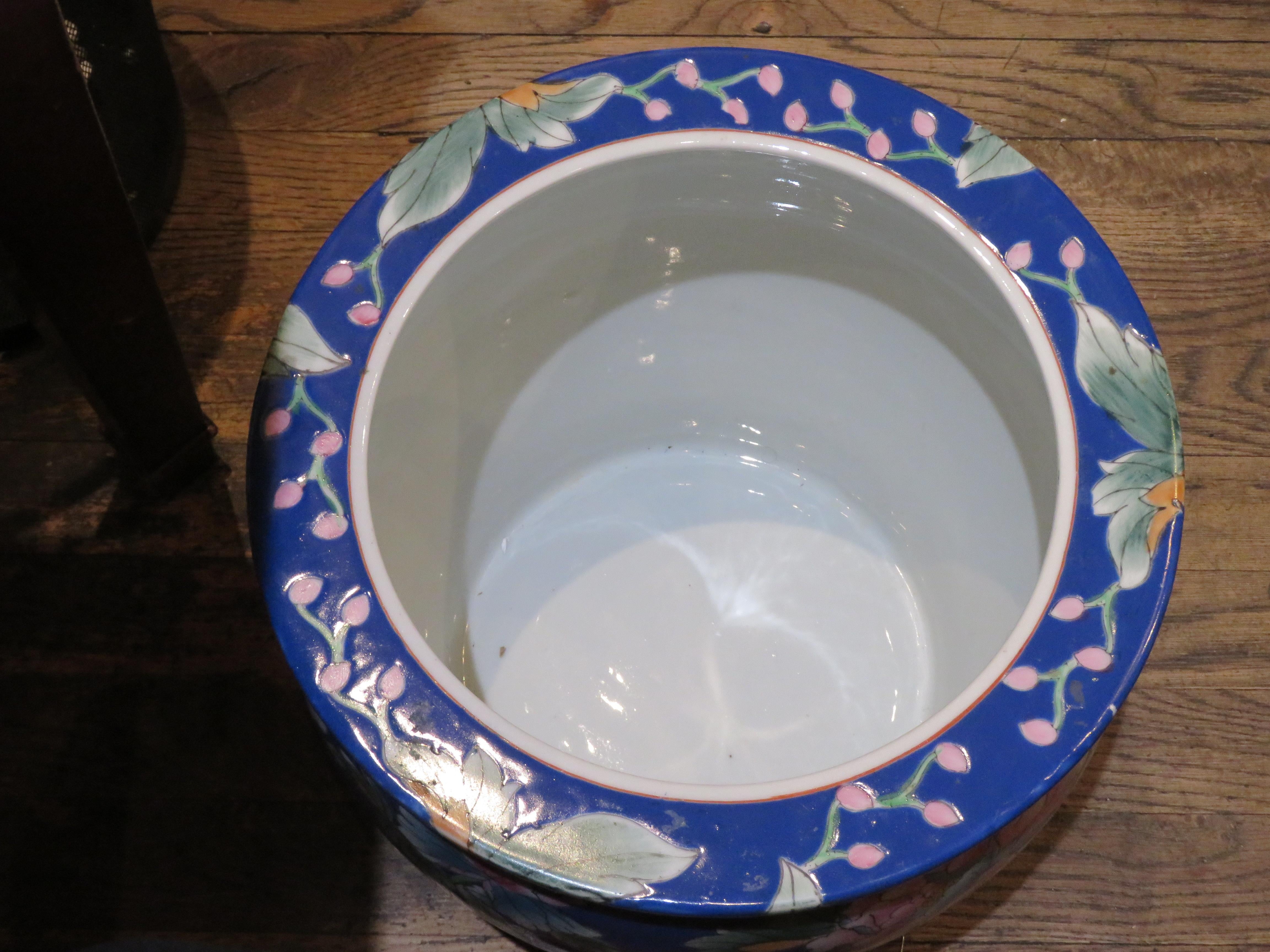 Wichtige 1900's Estate Handpainted Rosa Blau Blume Porzellan Pflanzer Schüssel (20. Jahrhundert) im Angebot