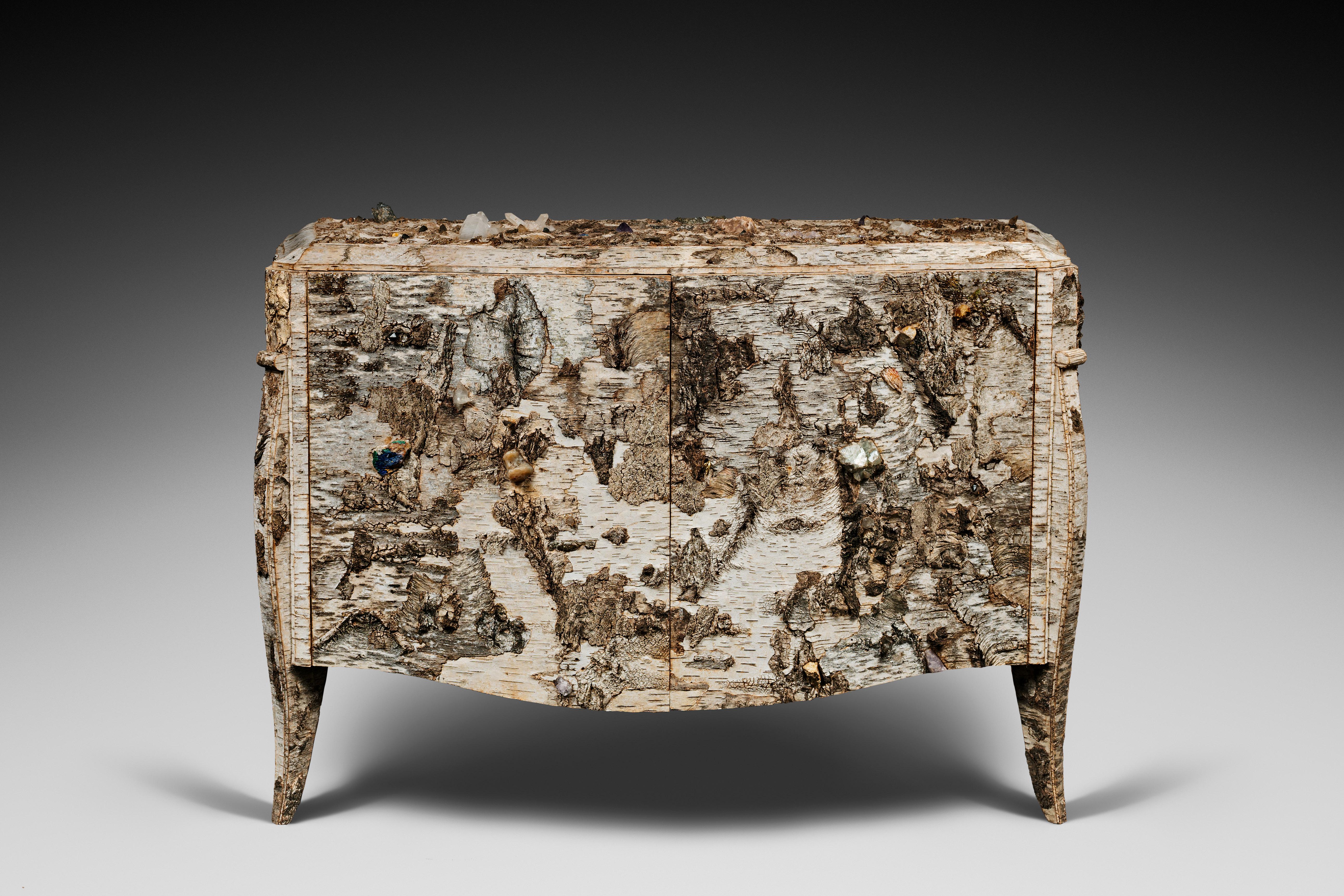 IMPORTANT 1925 DRESSER WITH BIRCHBARK AND INLAID WITH MINERALS
Unique piece
Sophie Gallardo & Georges Cassan
Height: 93 cm
Length: 137 cm
Width: 56 cm
Birch bark marquetry and mineral inlays
Interior: turn inside out calf
This 1925 dresser opens