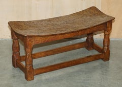 IMPORTANTE SGABELLO IN BURR OAK ROBERT MOUSEMAN THOMPSON DEGLI ANNI '30 CON TOP CURVO PERIODICO