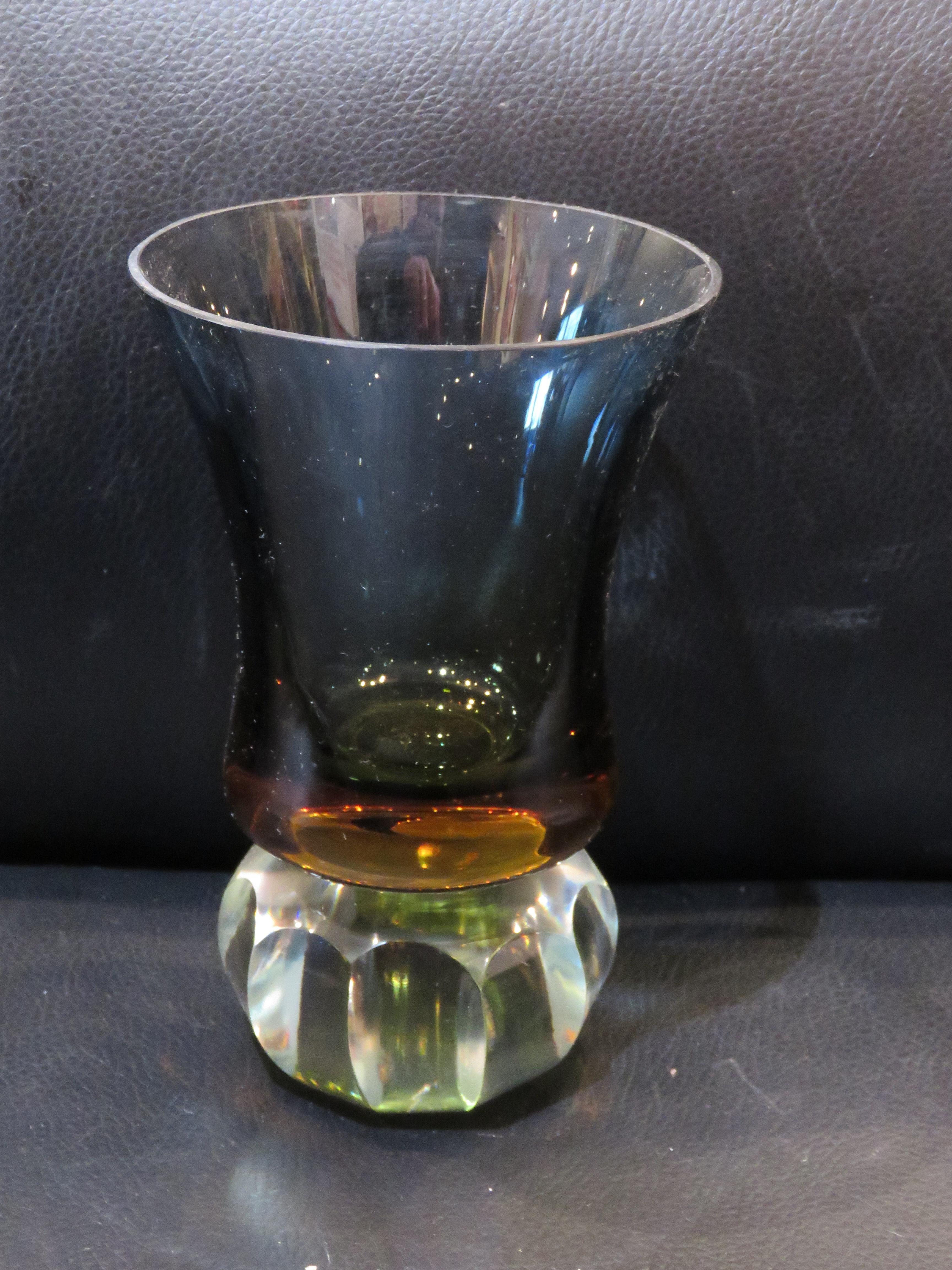 Il seguente articolo è questo raro e importante vaso di vetro Segusso di grandi dimensioni, di colore blu cobalto, arancione e trasparente. Circa anni '30.
Estratto da un'importante collezione immobiliare di New York. Un capolavoro assoluto e