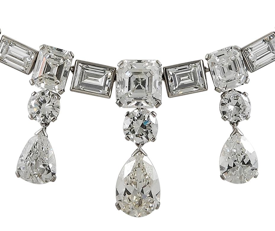 Une pièce resplendissante des années 1950 composée de plusieurs magnifiques diamants de taille brillant, de forme poire et de taille émeraude pesant environ 135 carats, élégamment travaillés en or platine. Le collier est conçu avec un alignement de