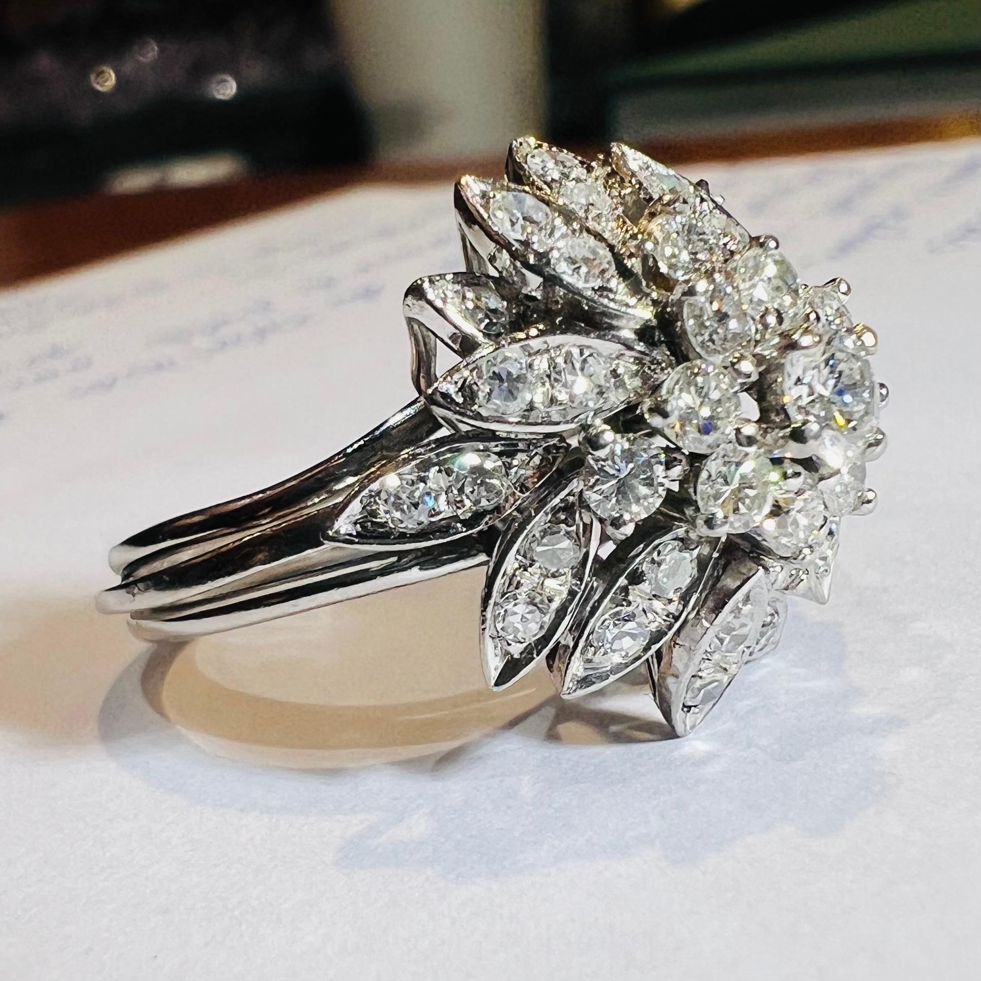 De las mujeres Importante anillo floral de los años 50 en oro blanco de 18 quilates con aproximadamente 2 quilates de diamantes en venta