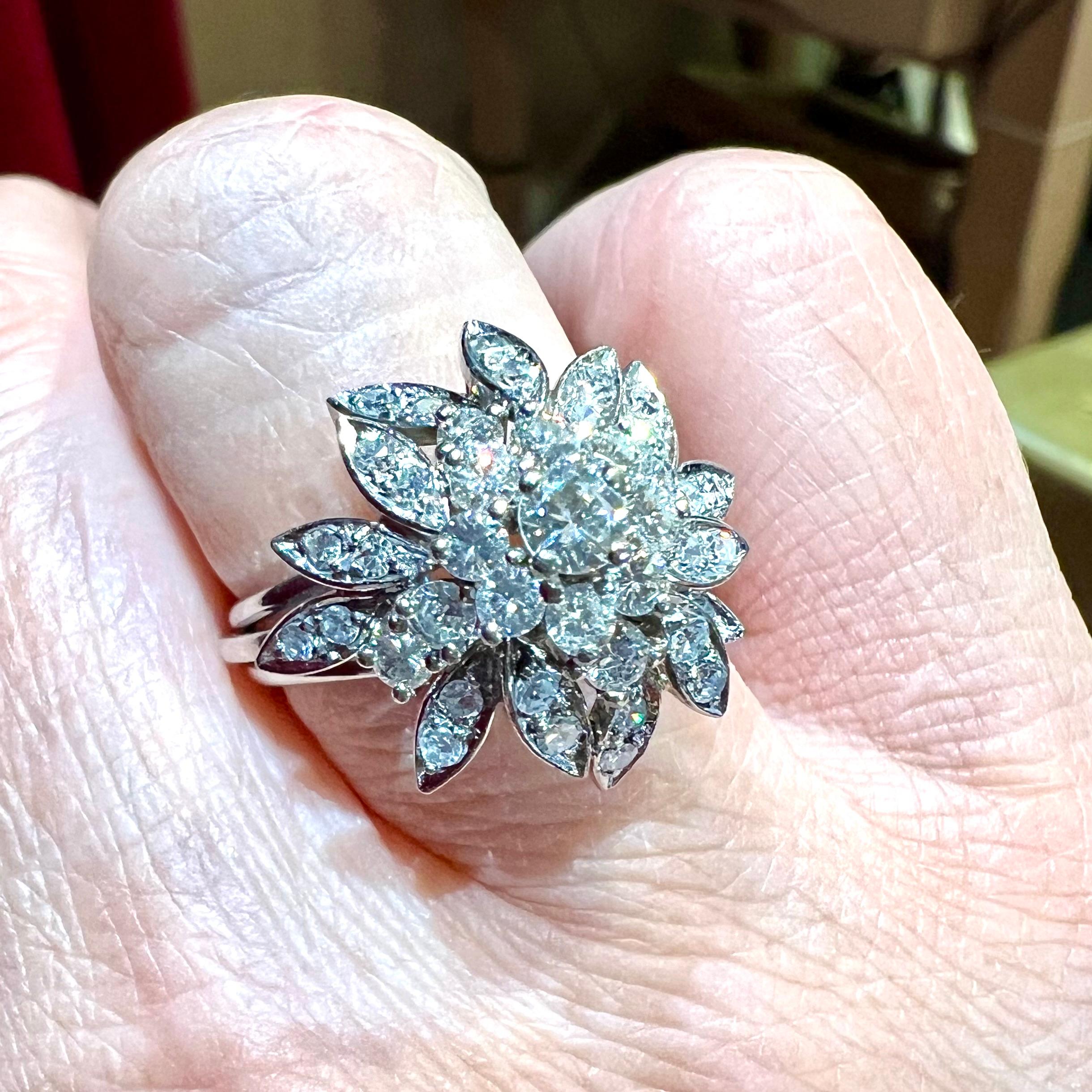 Importante anillo floral de los años 50 en oro blanco de 18 quilates con aproximadamente 2 quilates de diamantes en venta 1