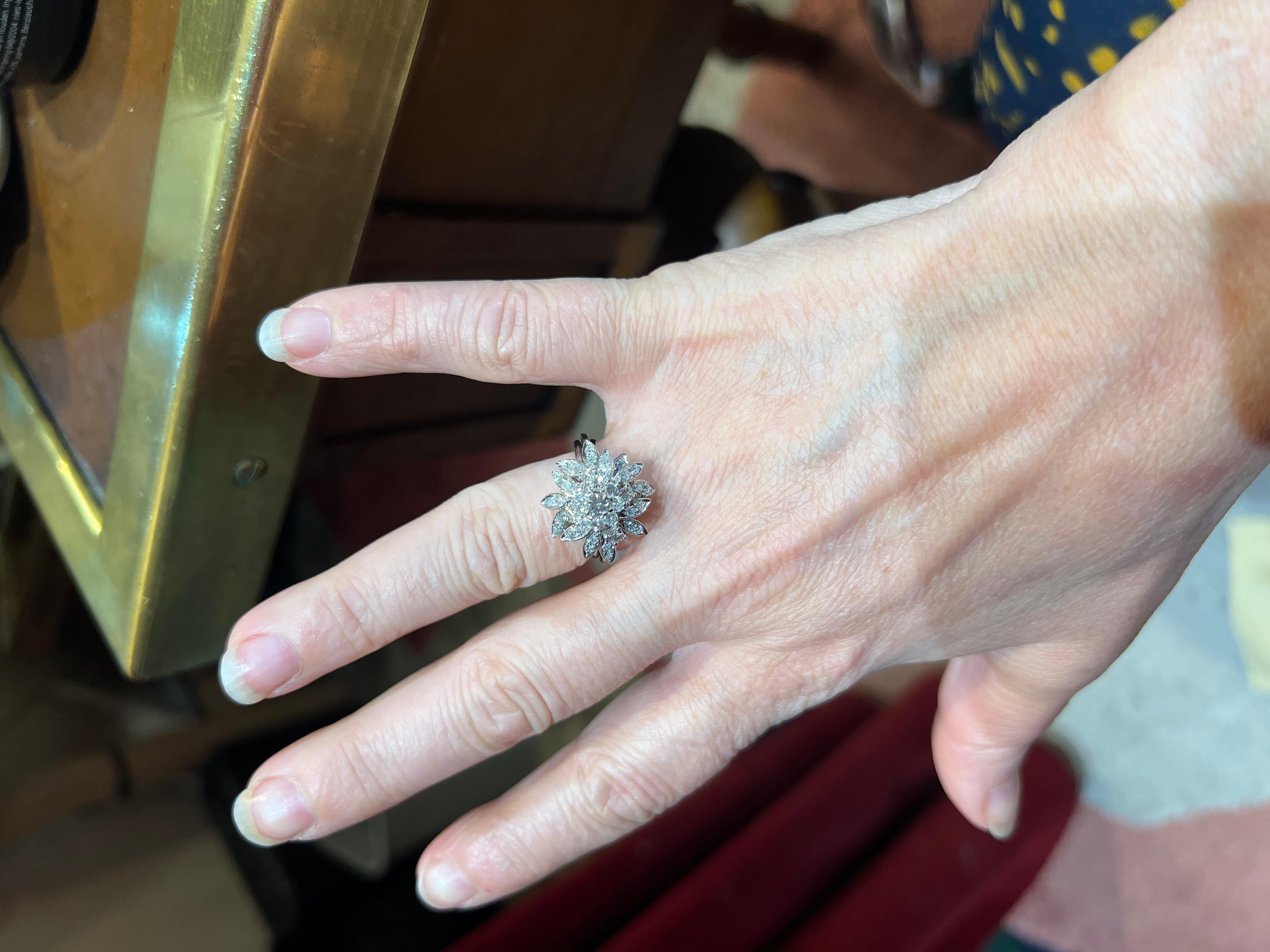 Importante anillo floral de los años 50 en oro blanco de 18 quilates con aproximadamente 2 quilates de diamantes en venta 2