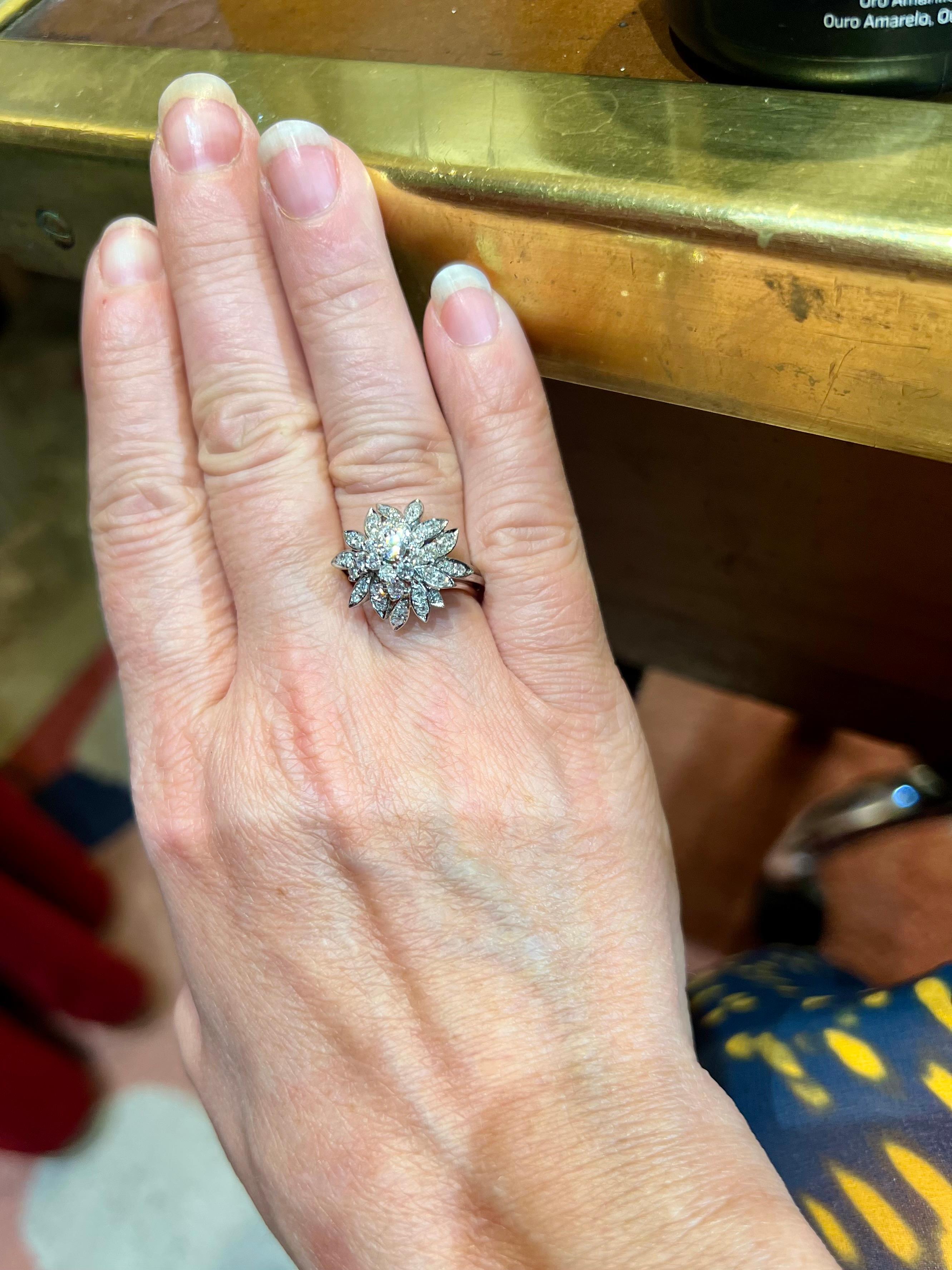 Importante anillo floral de los años 50 en oro blanco de 18 quilates con aproximadamente 2 quilates de diamantes en venta 3