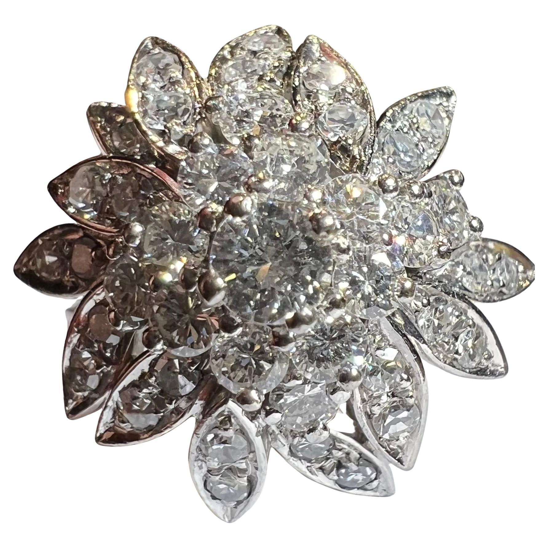 Importante anello floreale degli anni '50 in oro bianco 18 carati con circa 2 carati di diamanti