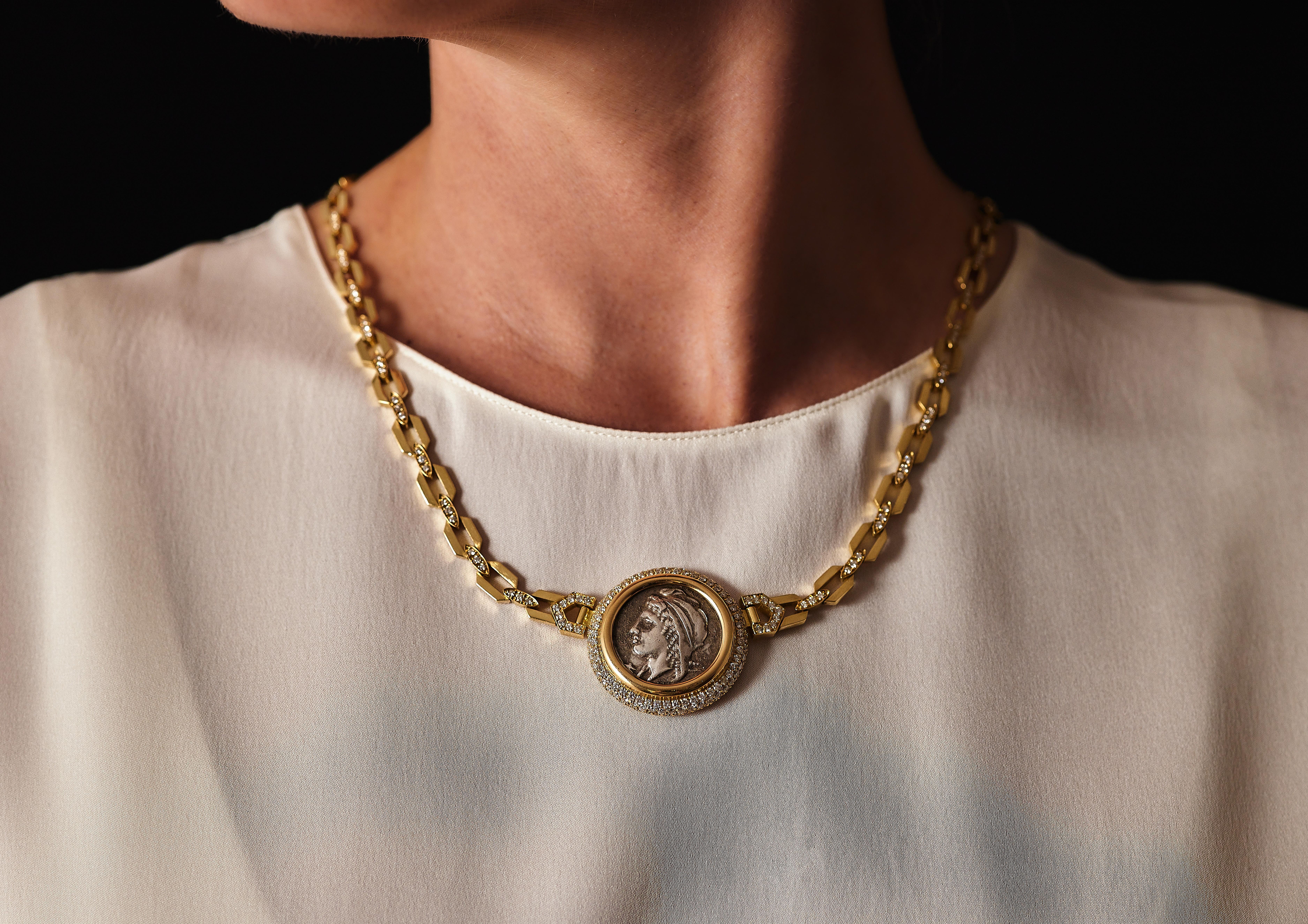 Rétro Importante collana di Bulgari degli anni '70 in Monet, Tetradracma, Oro 18 carati e Diamanti. in vendita
