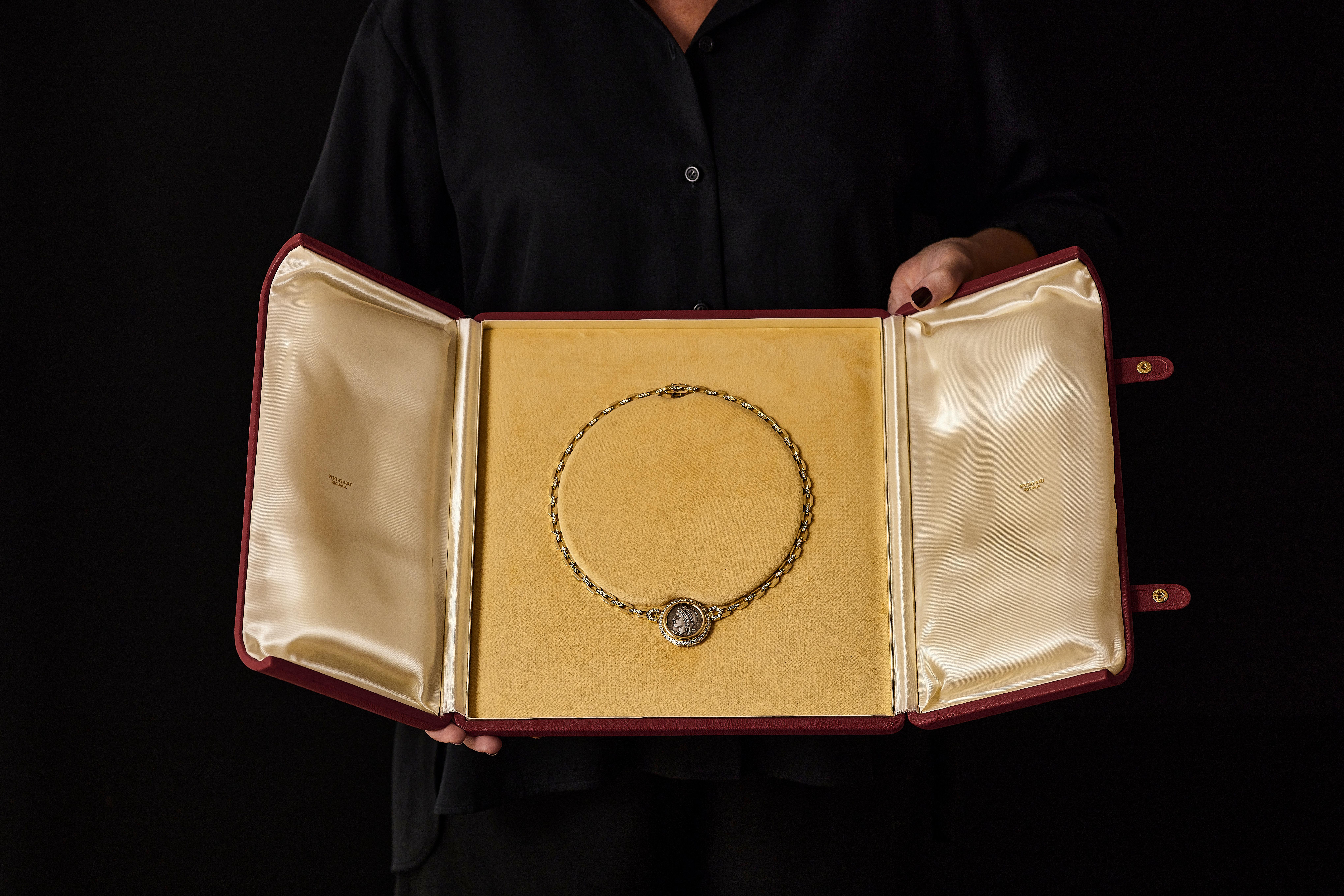 Importante collana di Bulgari degli anni '70 in Monet, Tetradracma, Oro 18 carati e Diamanti. In condizioni buone in vendita a Malmö, Skåne län