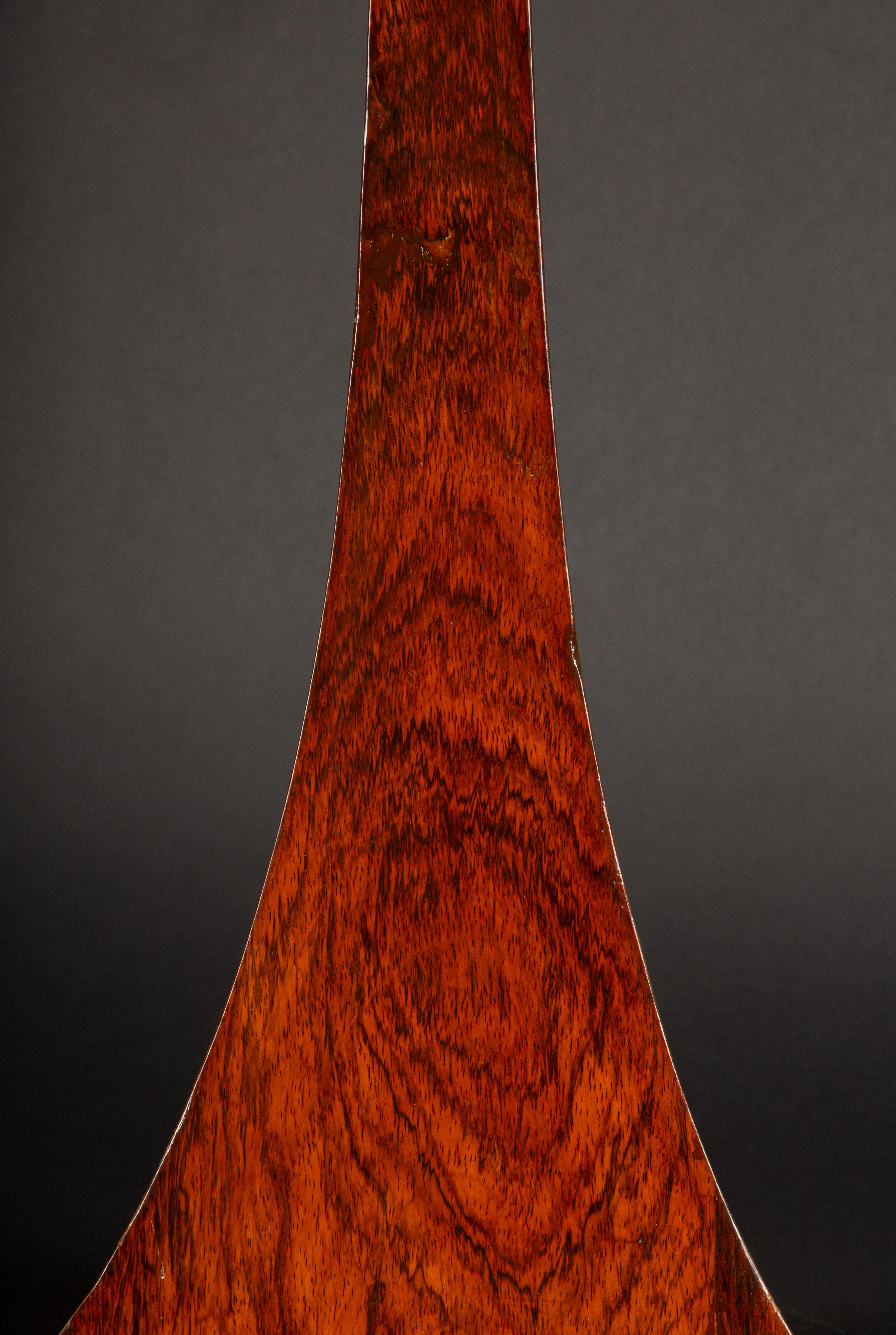 Importante lámpara de sobremesa de madera de palisandro y latón de los años 70 con base triangular- 37,5