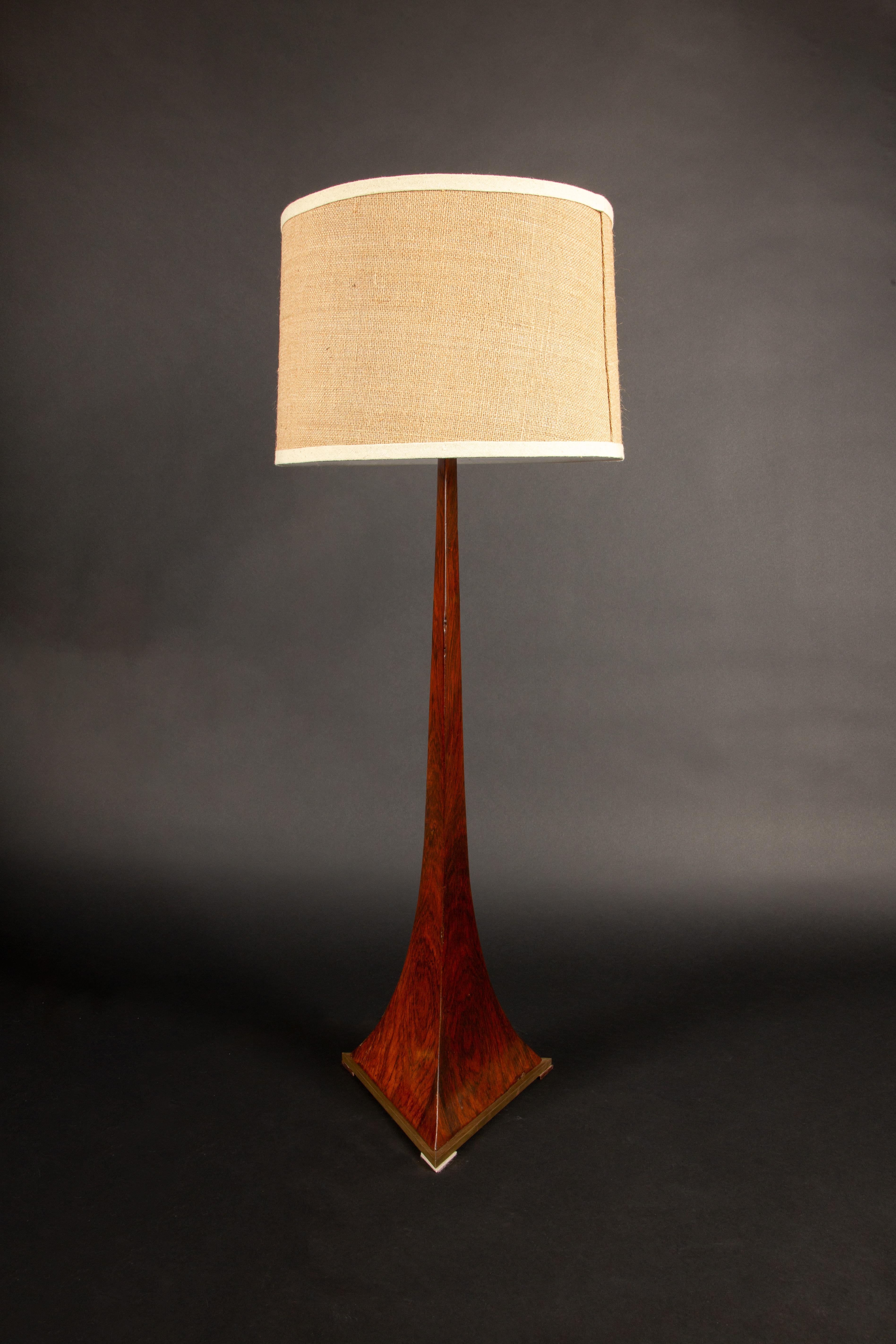 Importante lámpara de sobremesa de madera de palisandro y latón de los años 70 con base triangular- 37,5