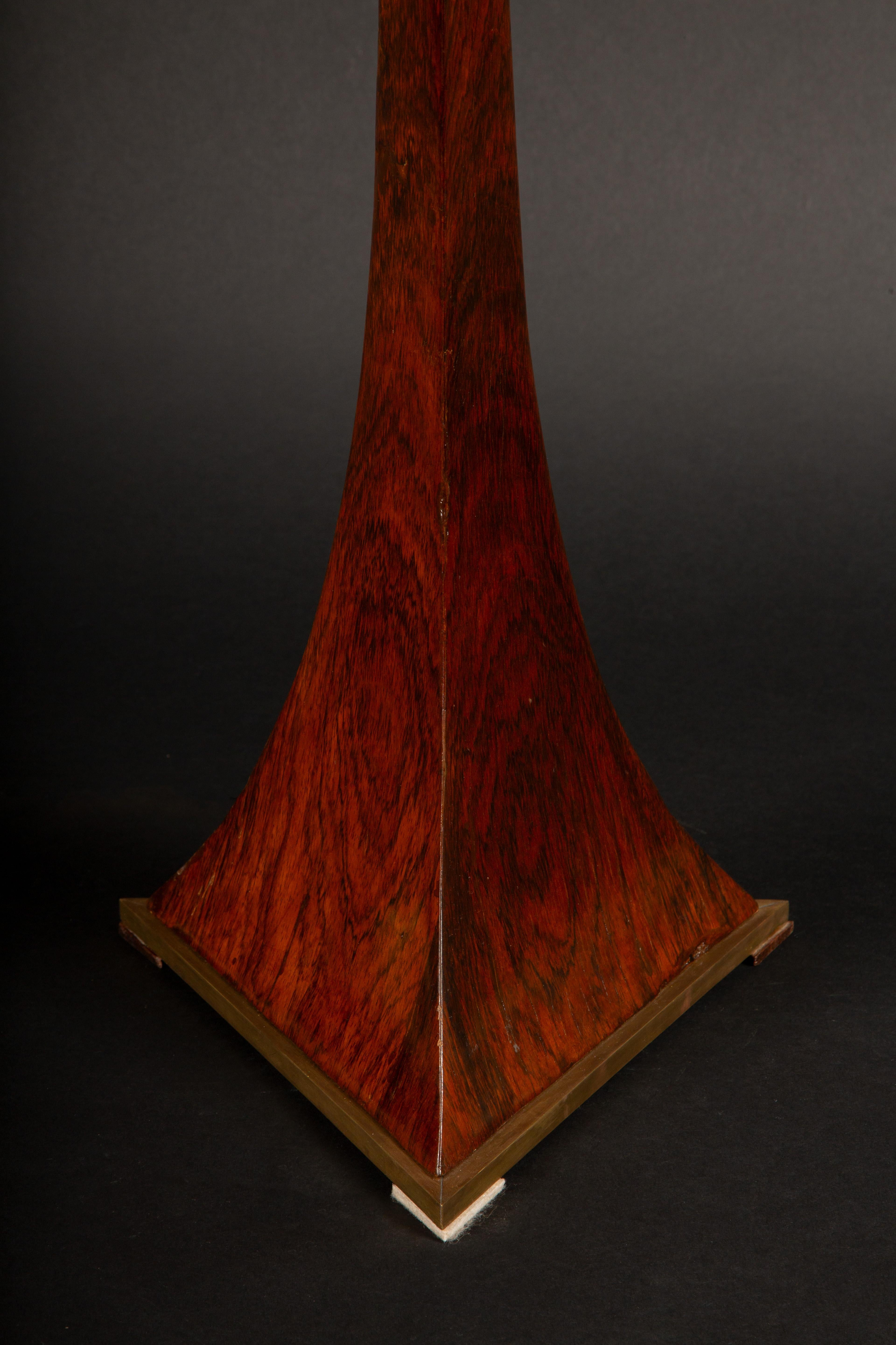 Importante lámpara de sobremesa de madera de palisandro y latón de los años 70 con base triangular- 37,5