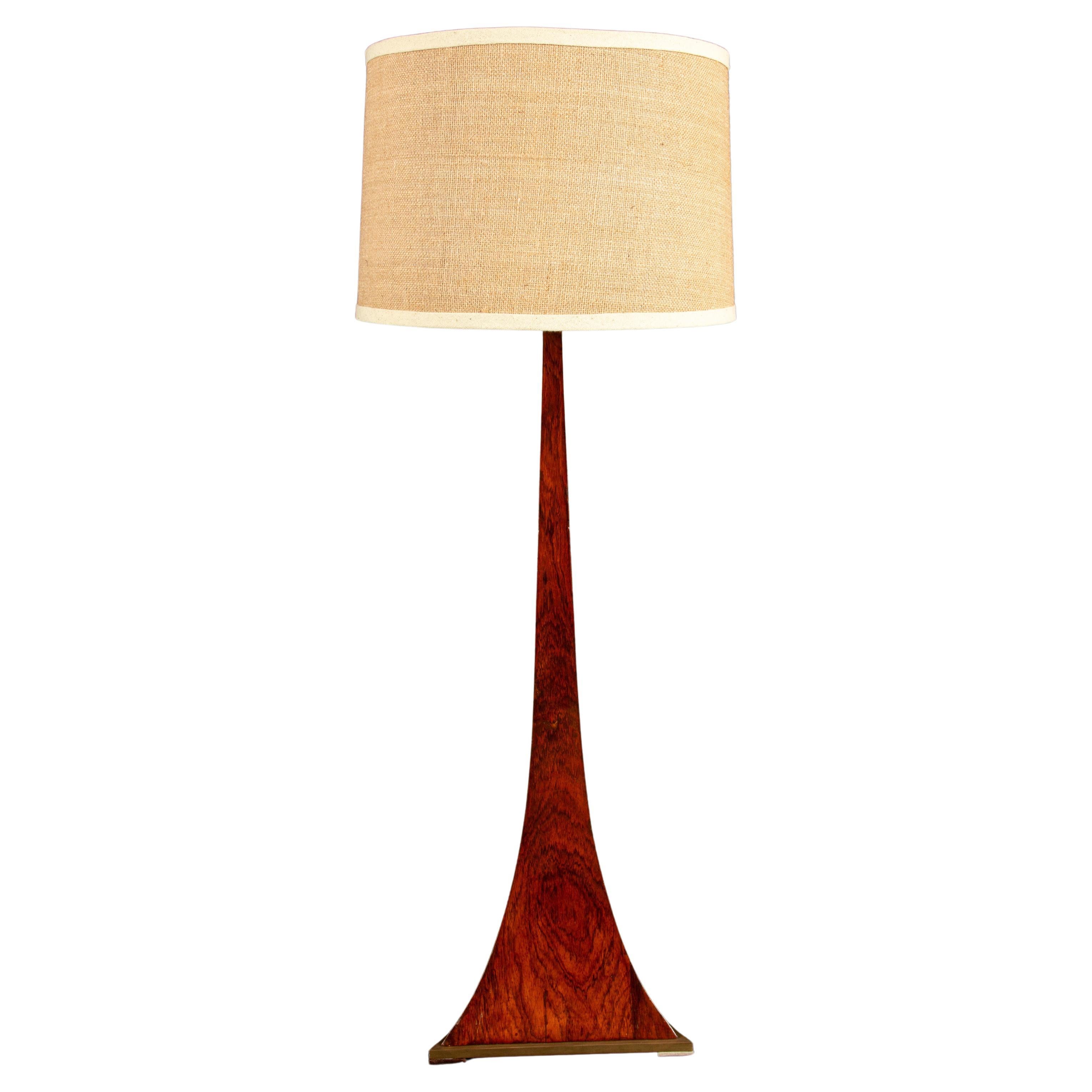 Importante lámpara de sobremesa de madera de palisandro y latón de los años 70 con base triangular- 37,5" H en venta