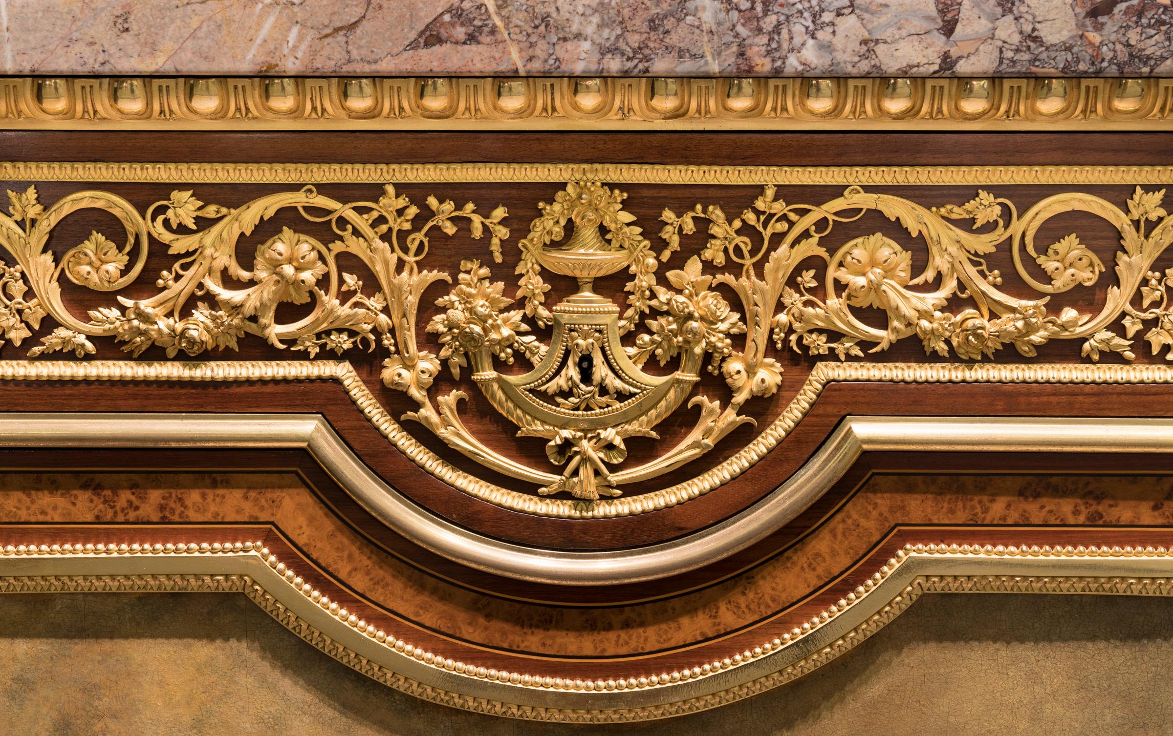 Doré Important meuble de rangement du 19ème siècle en amboyna et cœur de violet par Henry Dasson de Paris en vente