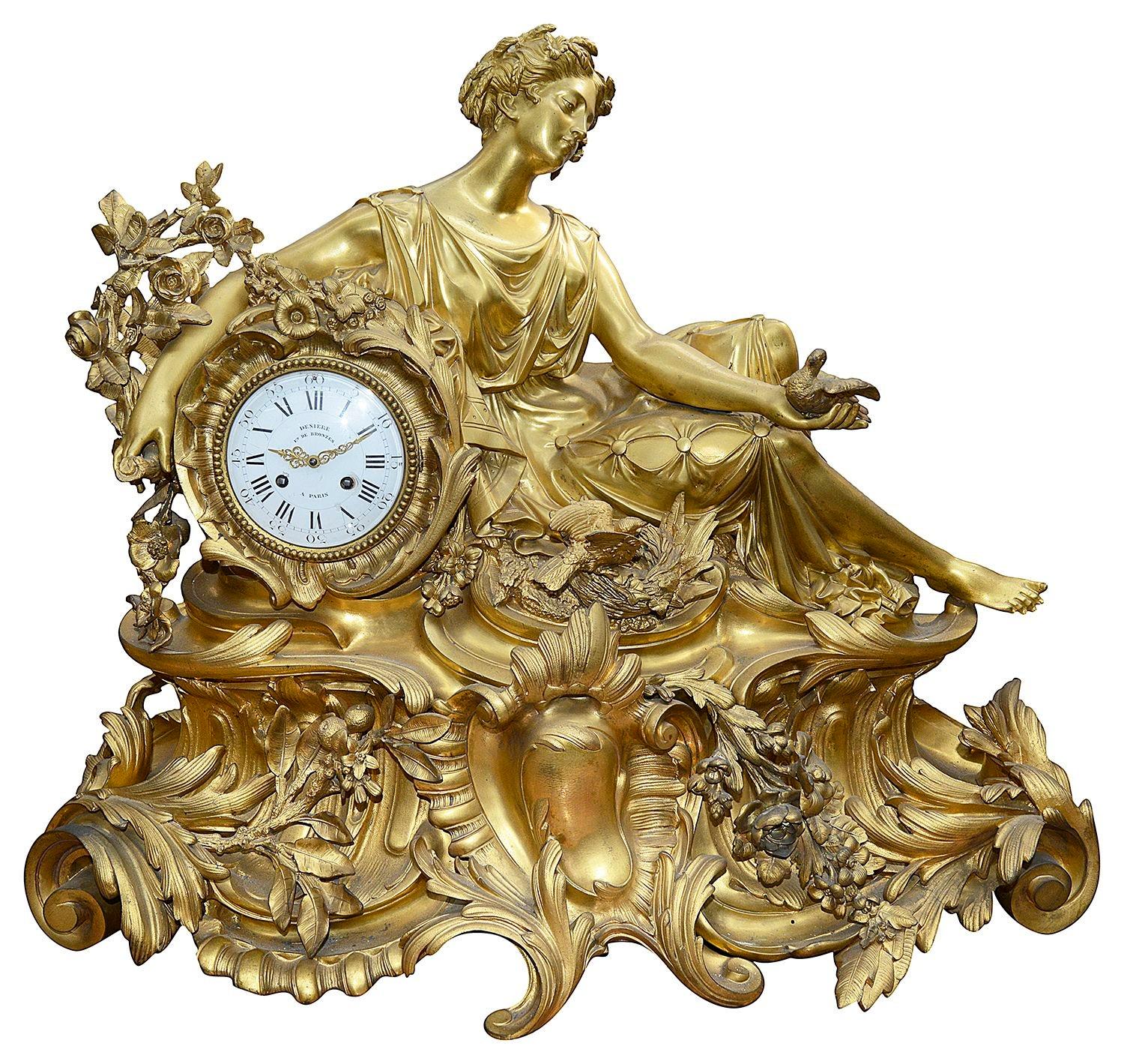 Une merveilleuse et impressionnante horloge garnie en bronze doré du 19ème siècle, par Deniere de Paris. L'horloge présente une jeune fille classique allongée tenant des colombes parmi des fleurs et des feuillages. Le cadran en émail blanc, le