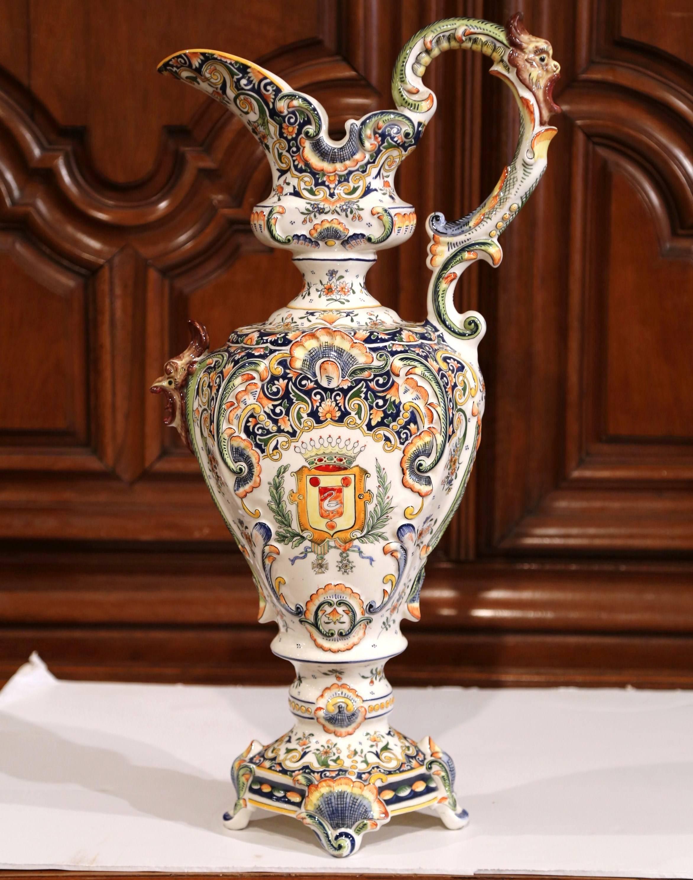 Vase à aiguière en faïence peint à la main du 19ème siècle en provenance de Boulogne Excellent état - En vente à Dallas, TX