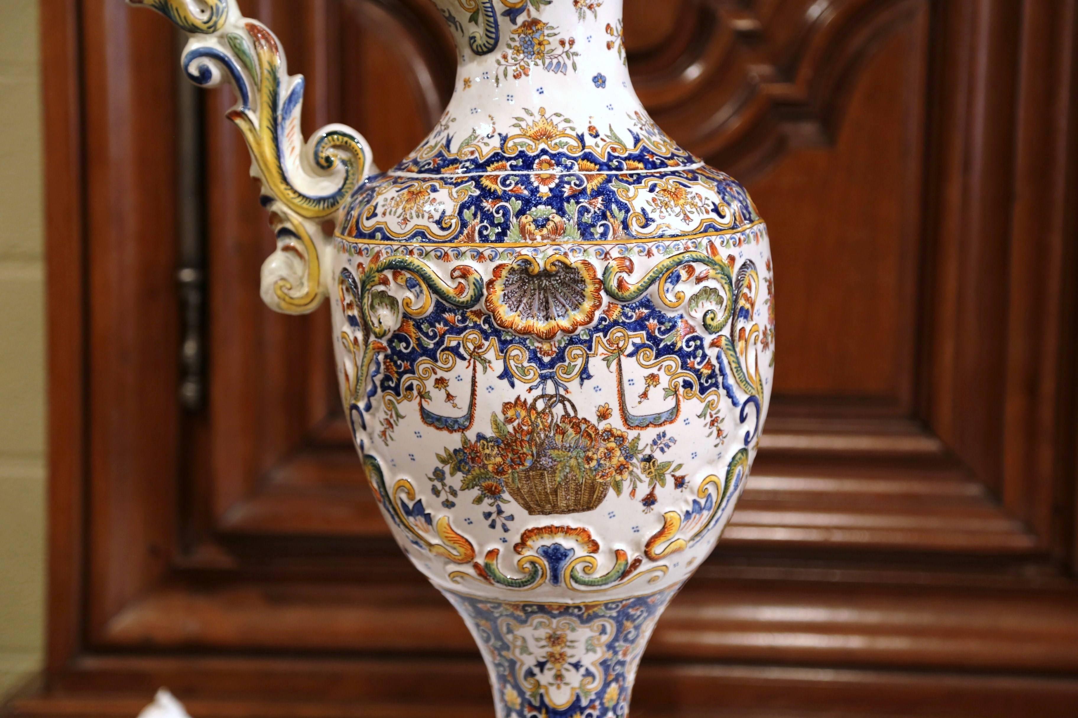 Französische handbemalte Fayence-Würfelvase aus der Normandie aus dem 19. Jahrhundert (Louis XV.) im Angebot