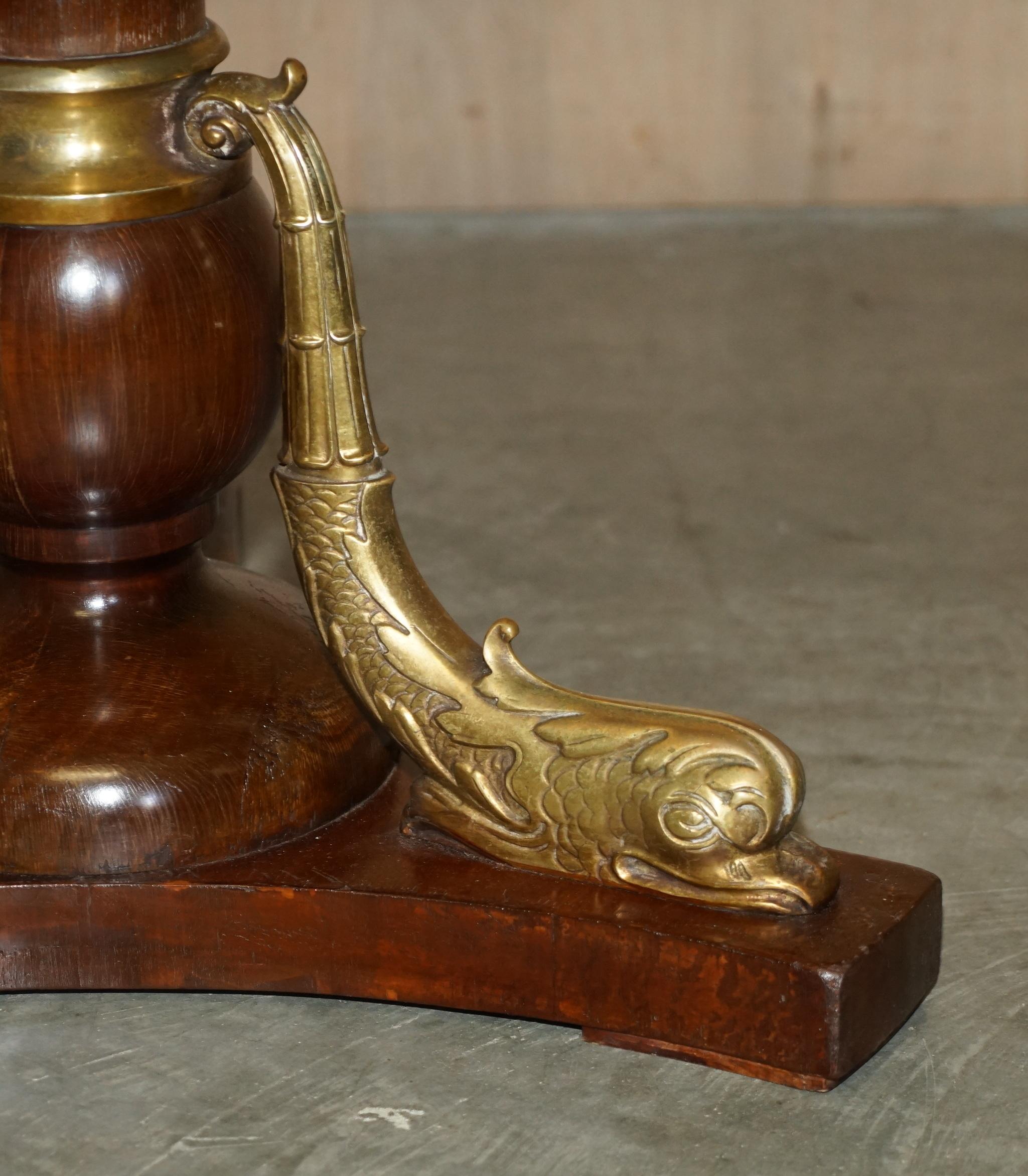 Fait main Importante table centrale italienne du 19ème siècle en laiton doré avec dauphins et marbre de Carrare en vente