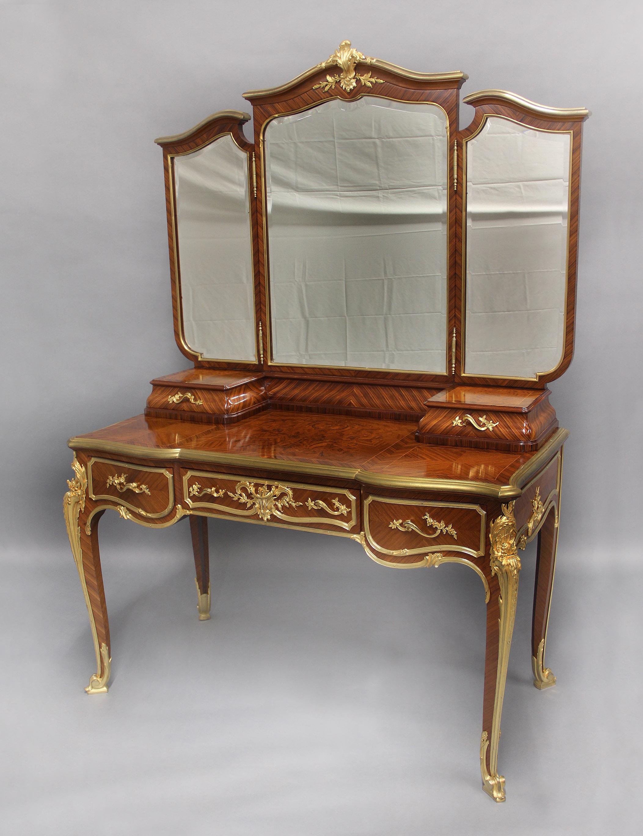 Unique et importante coiffeuse de la fin du 19e siècle en marqueterie de style Louis XV, montée sur bronze doré, par Haentges Frères

Haentges Frères

La partie supérieure comporte des panneaux de miroir biseauté réglables en trois parties avec une