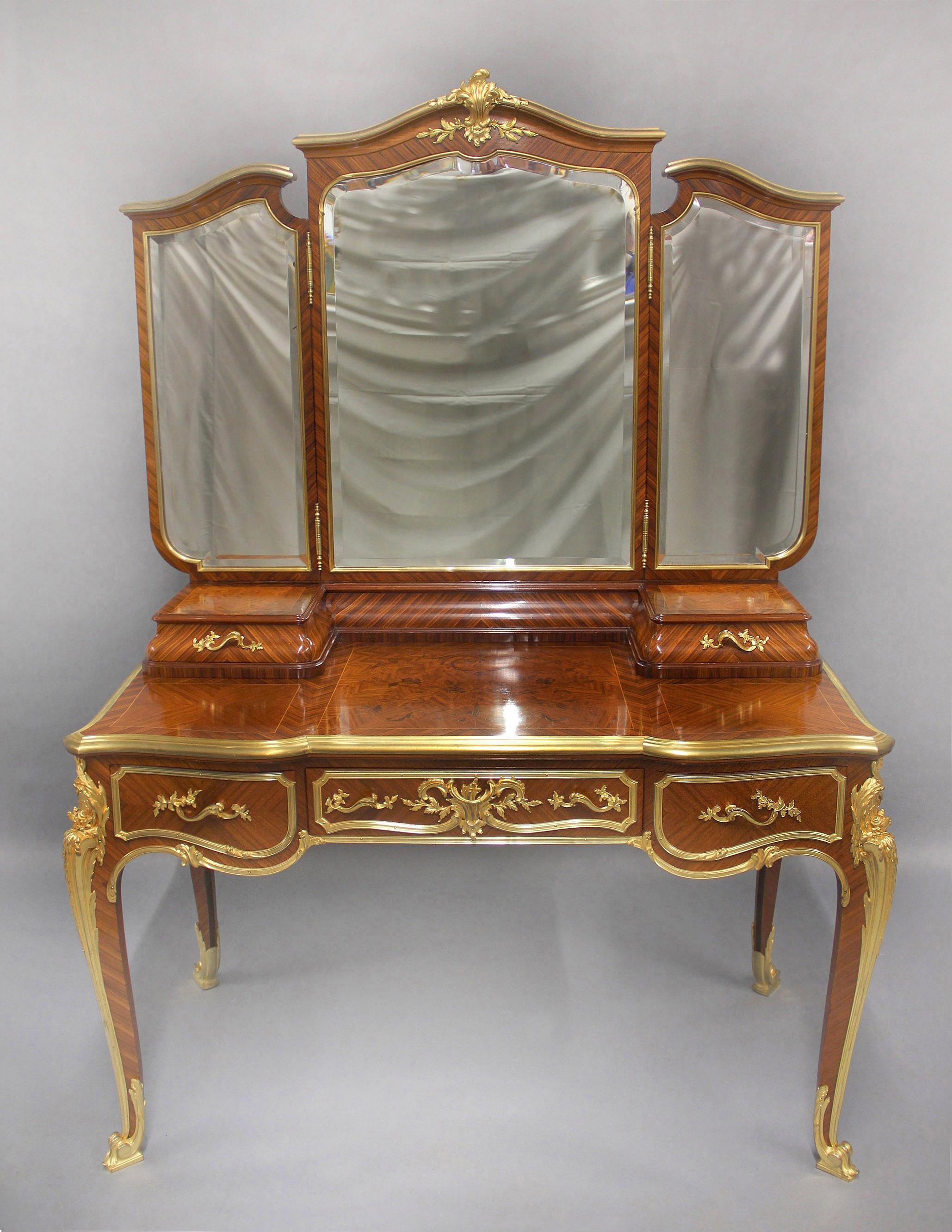 Belle Époque Importante table de toilette du XIXe siècle en marqueterie de bronze doré par Haentges Freres en vente