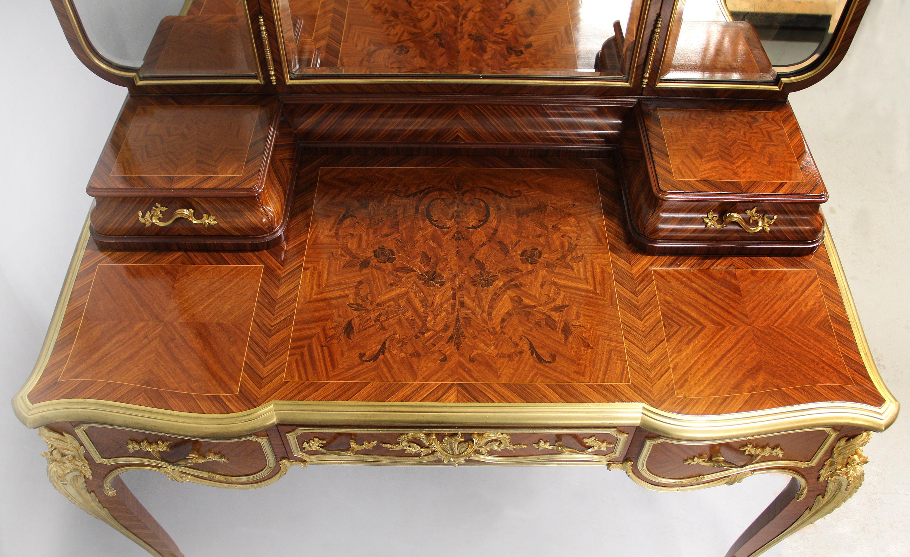 Importante table de toilette du XIXe siècle en marqueterie de bronze doré par Haentges Freres Bon état - En vente à Long Island City, NY