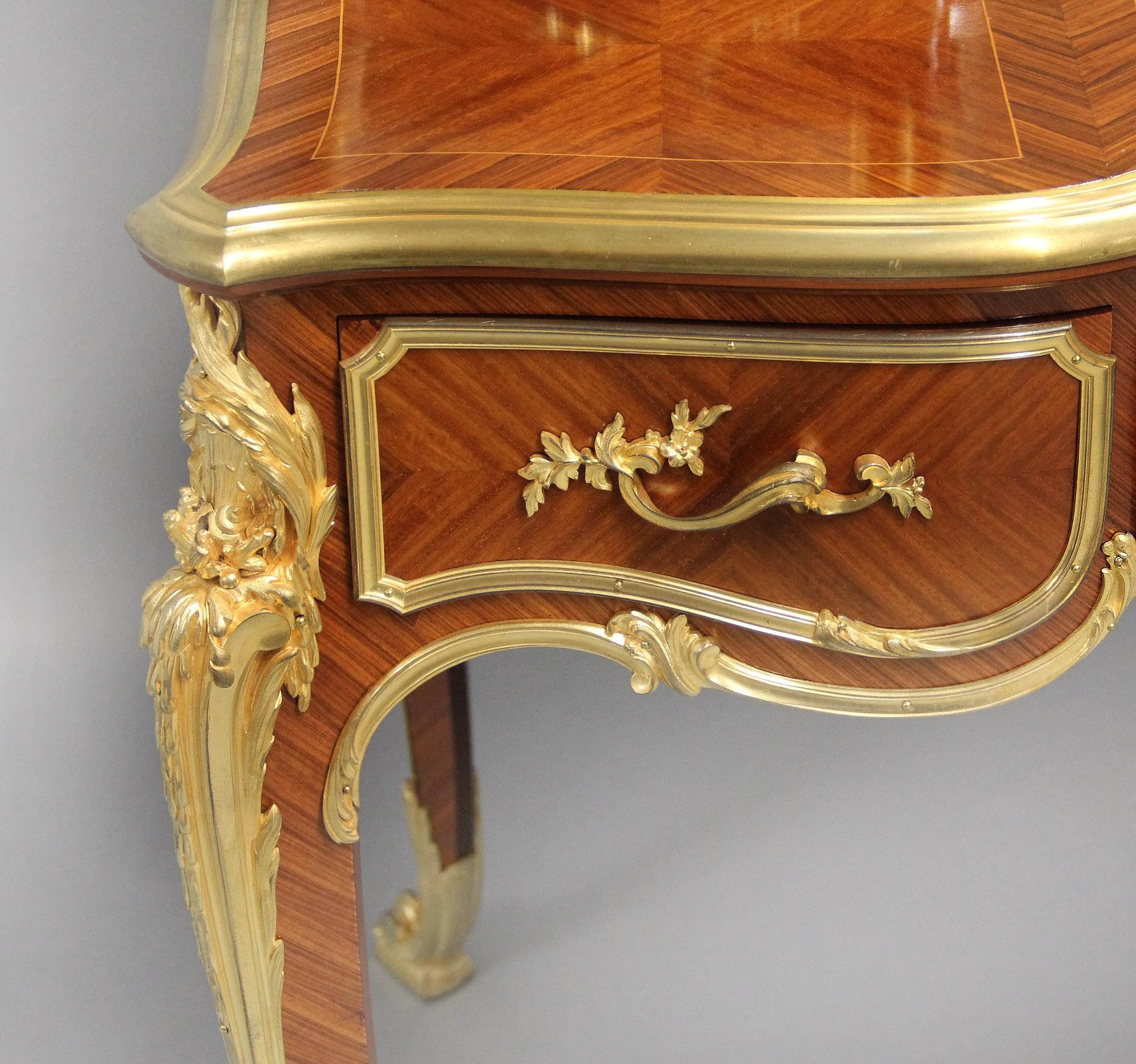 Importante table de toilette du XIXe siècle en marqueterie de bronze doré par Haentges Freres en vente 1