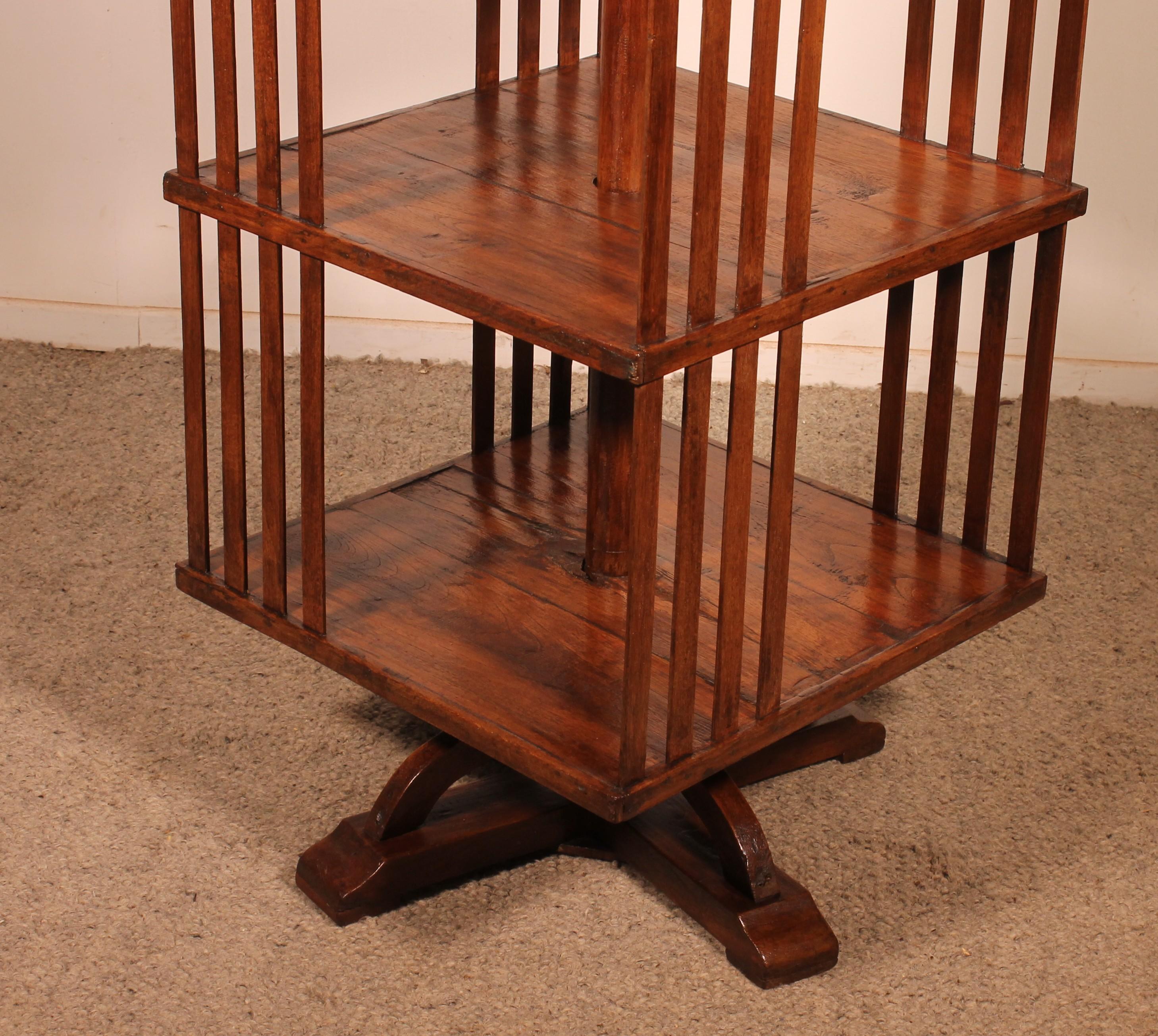 Grande bibliothèque tournante en chêne du XIXe siècle avec trois étagères.
Cette charmante bibliothèque du XIXe siècle comporte trois étagères, ce qui est tout à fait inhabituel. La hauteur entre les étagères est de 31cm/33cm/33cm, ce qui vous