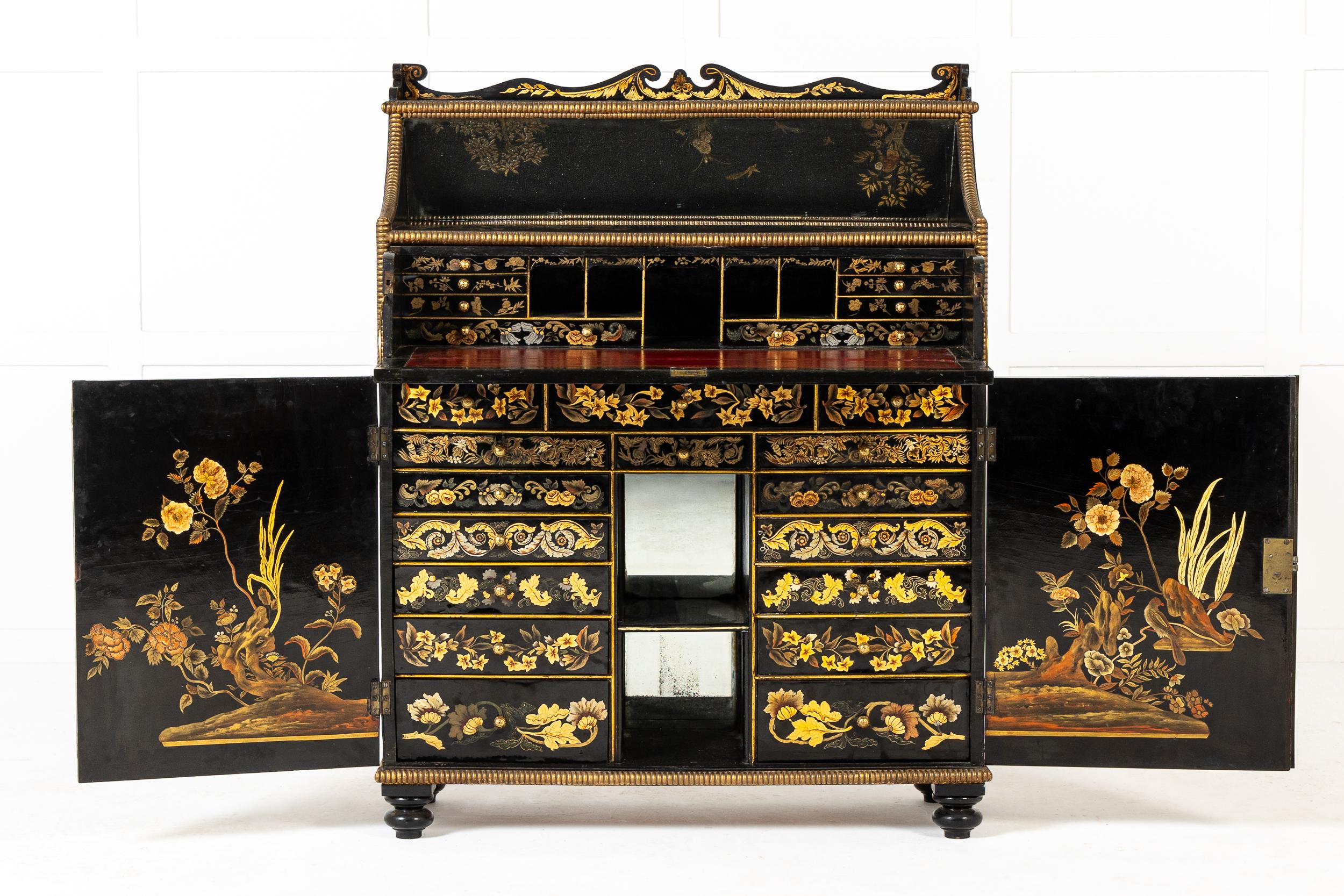 Très belle et importante armoire à secrets ou chiffonnière en papier mâché japanné de la période Régence.

Le meuble est entièrement plaqué de panneaux de papier mâché japanné et de travaux à la plume, les thèmes étant soit des chinoiseries, soit,