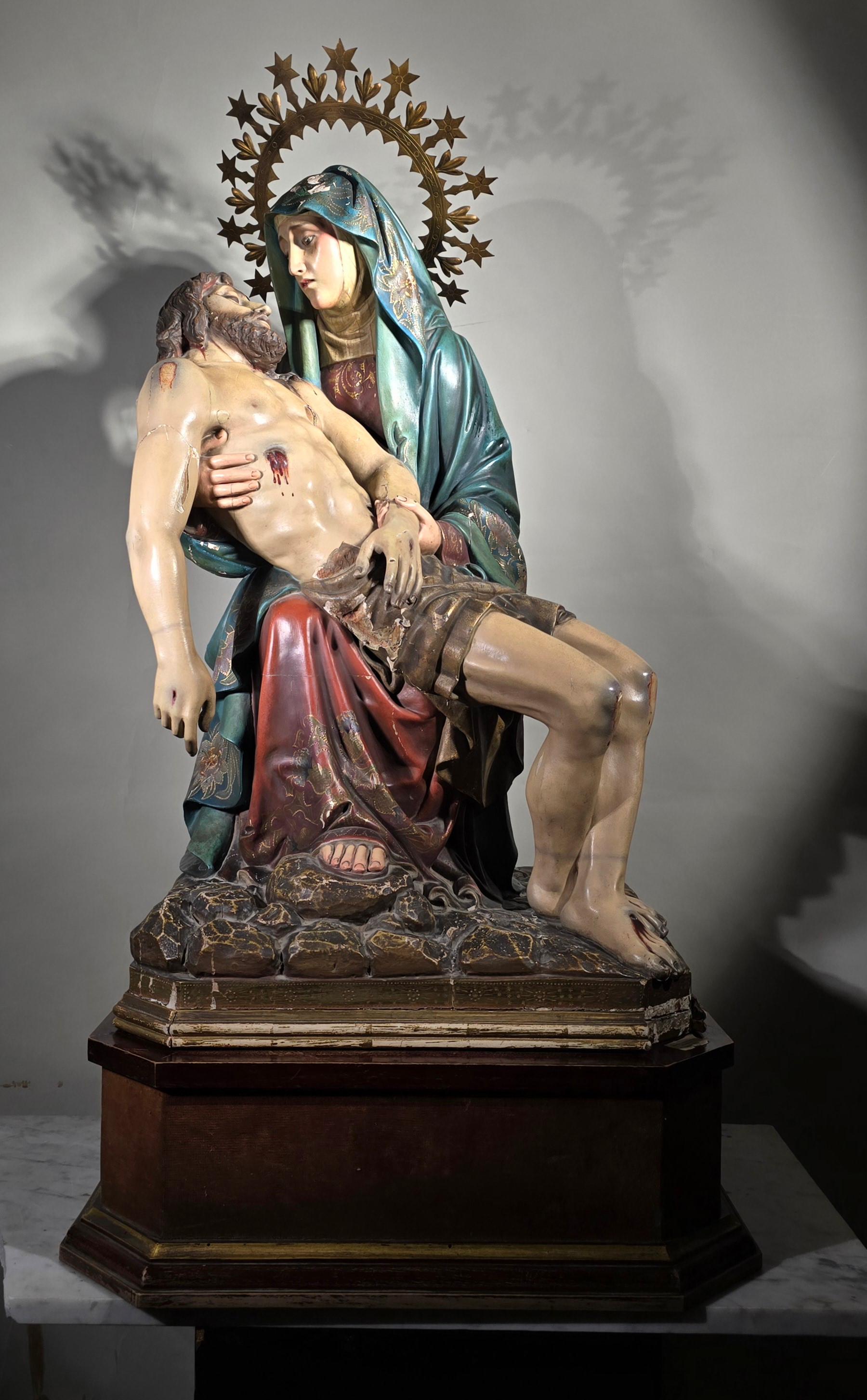 Important 19th Century Sculpture: The Pieta For Sale 6