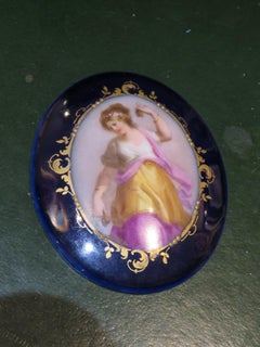 Importante plaque du XIXe siècle de style Sèvres en bleu de cobalt avec une dame dansante