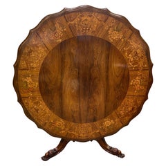 Importante mesa de centro de palisandro irlandés del siglo XIX firmada con incrustaciones de marquetería