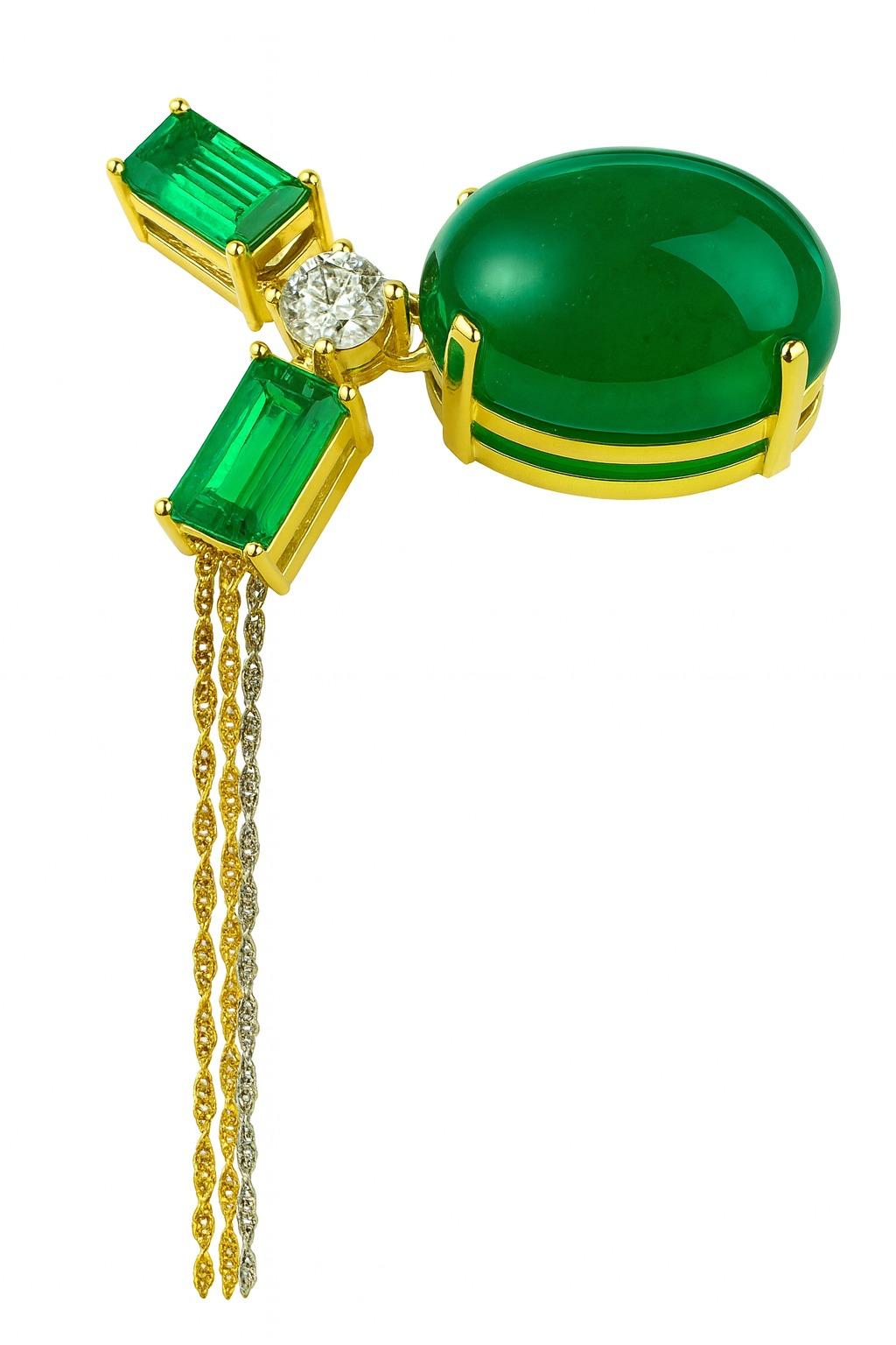Important 20 Carat Cabochon Emerald and Diamond Pendant Necklace in 18K Gold In New Condition For Sale In Chicago, IL