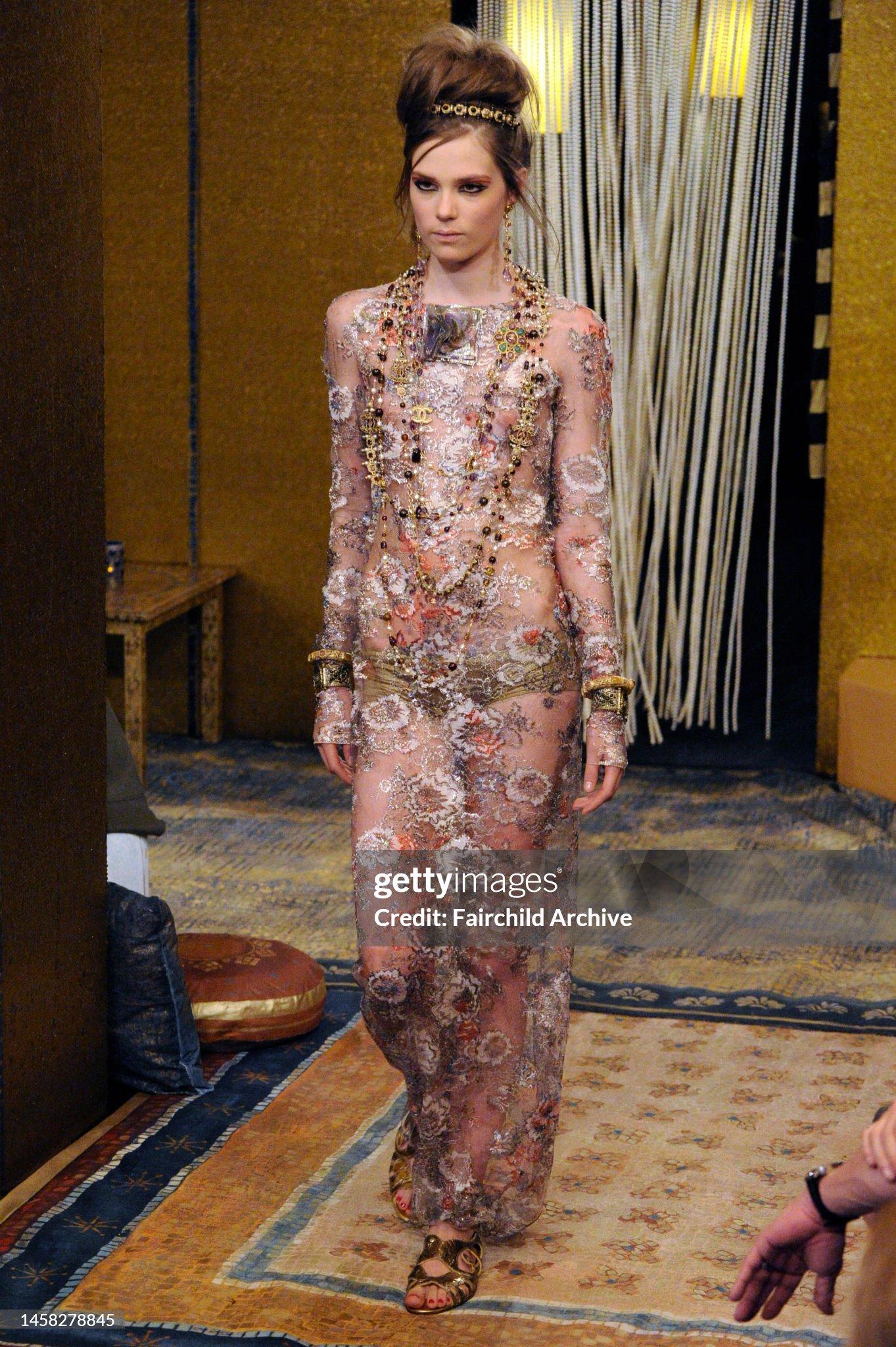 Important 2011 Chanel Runway Vogue Rihanna Editorial Sheer Metallic Lace Gown Excellent état à Beverly Hills, CA
