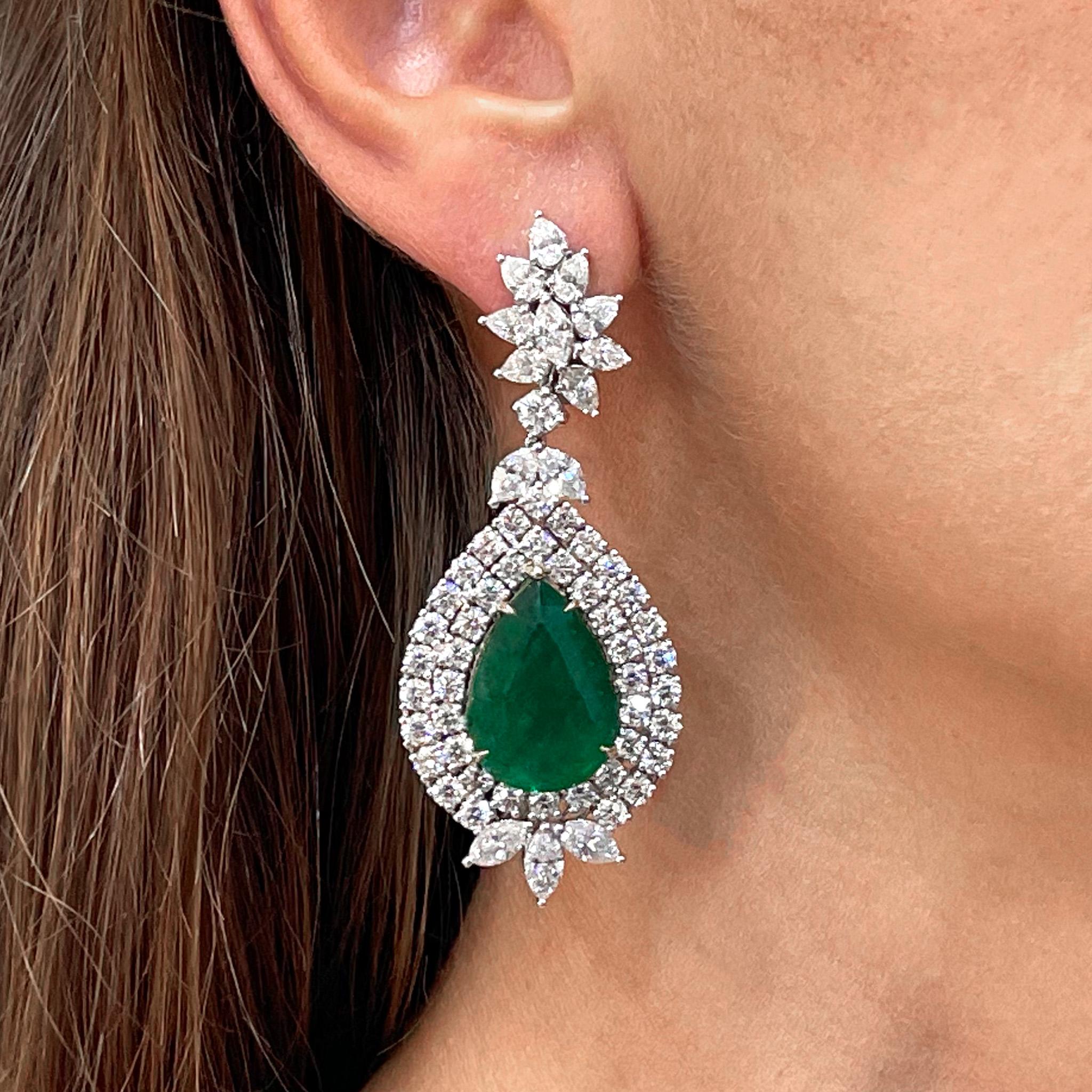 It comes with the Gemological Appraisal by GIA GG/AJP
All Gemstones are Natural
Emeralds = 21.86 Carats
Diamonds = 10.52 Carats
( Color: F-G, Clarity: VVS-VS )