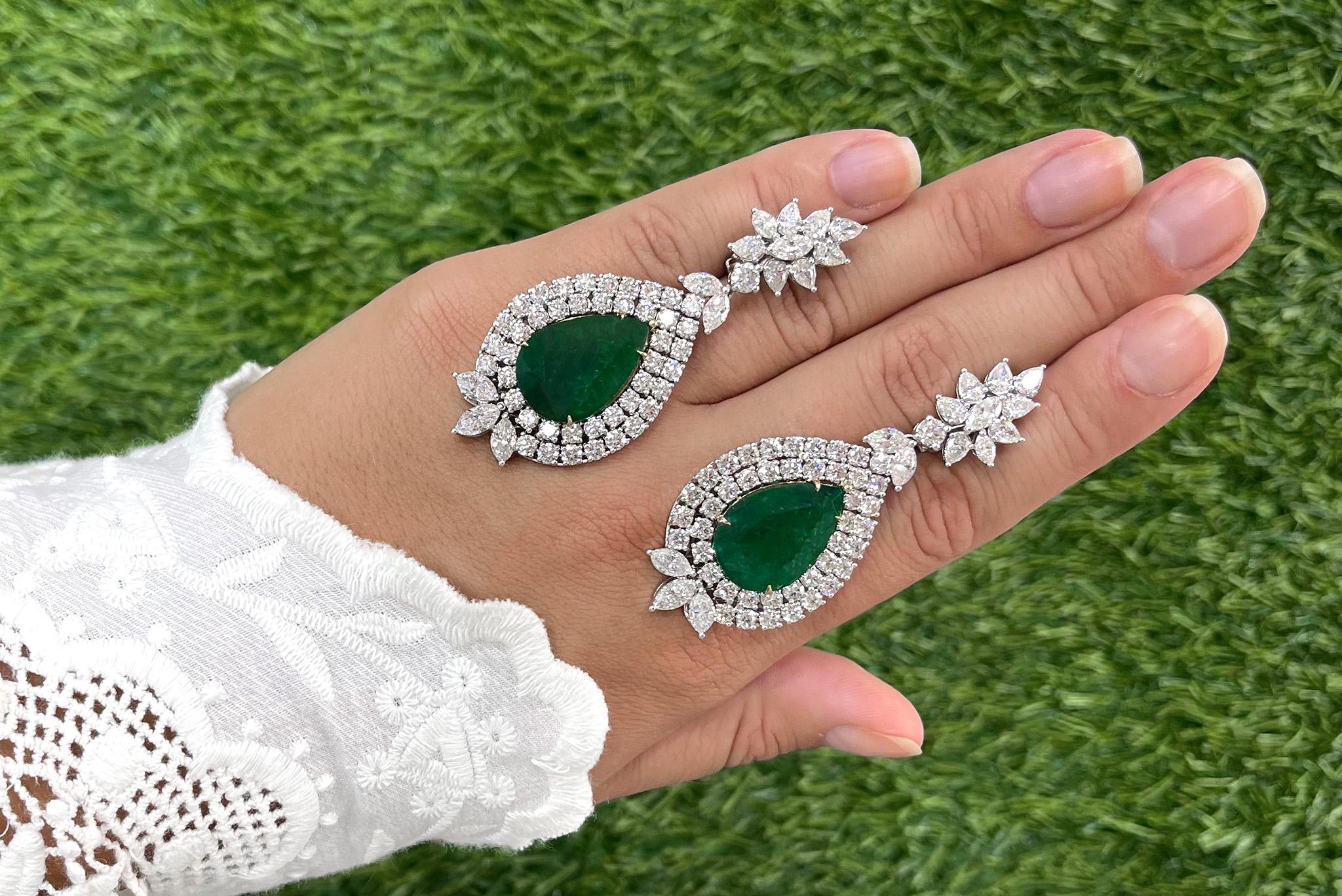 wichtige 21,86 Karat birnenförmige Smaragd-Ohrringe mit Diamanten 10,52 Karat insgesamt (Art déco) im Angebot