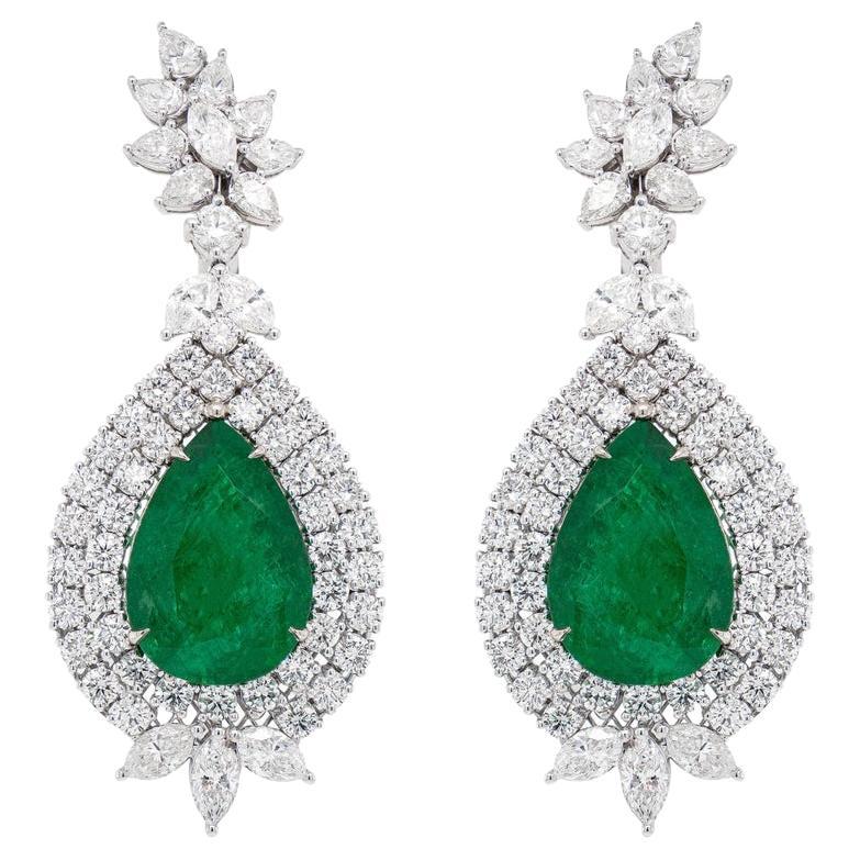 Important Boucles d'oreilles émeraude poire 21,86 carats serties de diamants 10,52 carats au total en vente