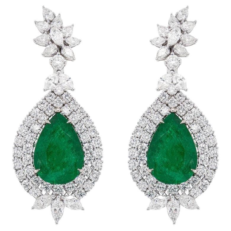 Important Boucles d'oreilles émeraude poire 21,86 carats serties de diamants 10,52 carats au total