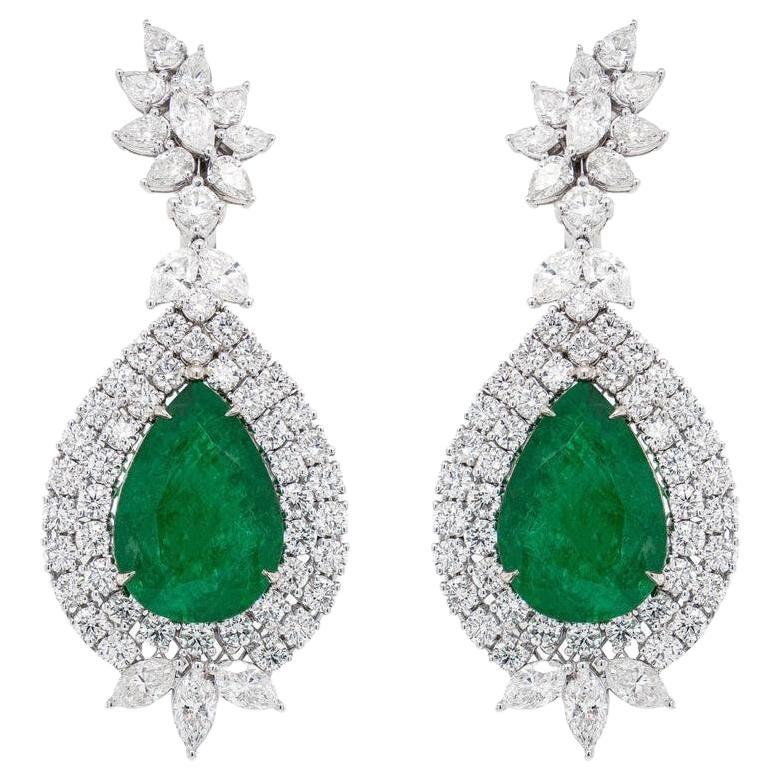 wichtige 21,86 Karat birnenförmige Smaragd-Ohrringe mit Diamanten 10,52 Karat insgesamt im Angebot