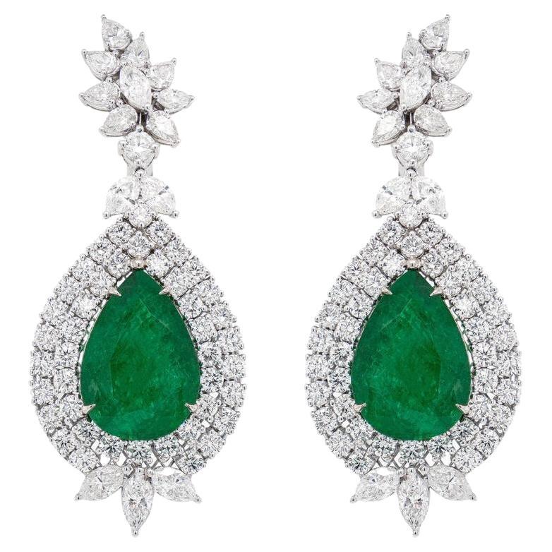 Important Boucles d'oreilles émeraude poire 21,86 carats serties de diamants 10,52 carats au total en vente