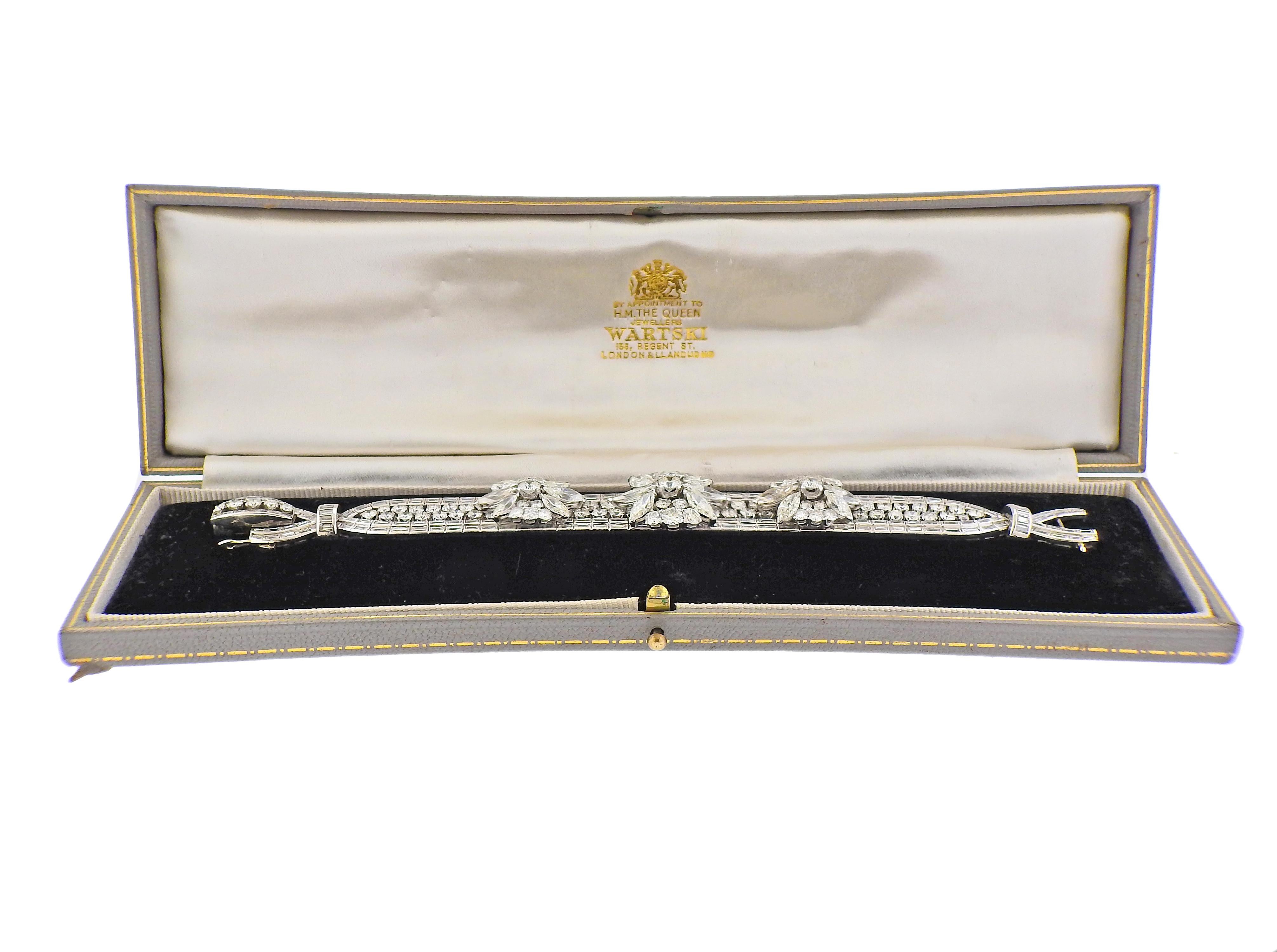 Circa 1930, Important bracelet en platine, serti d'une combinaison de diamants ronds, baguettes et marquises - environ 25 carats au total, toutes les pierres sont VS1-SI1, couleur GH. Le bracelet mesure 6,5