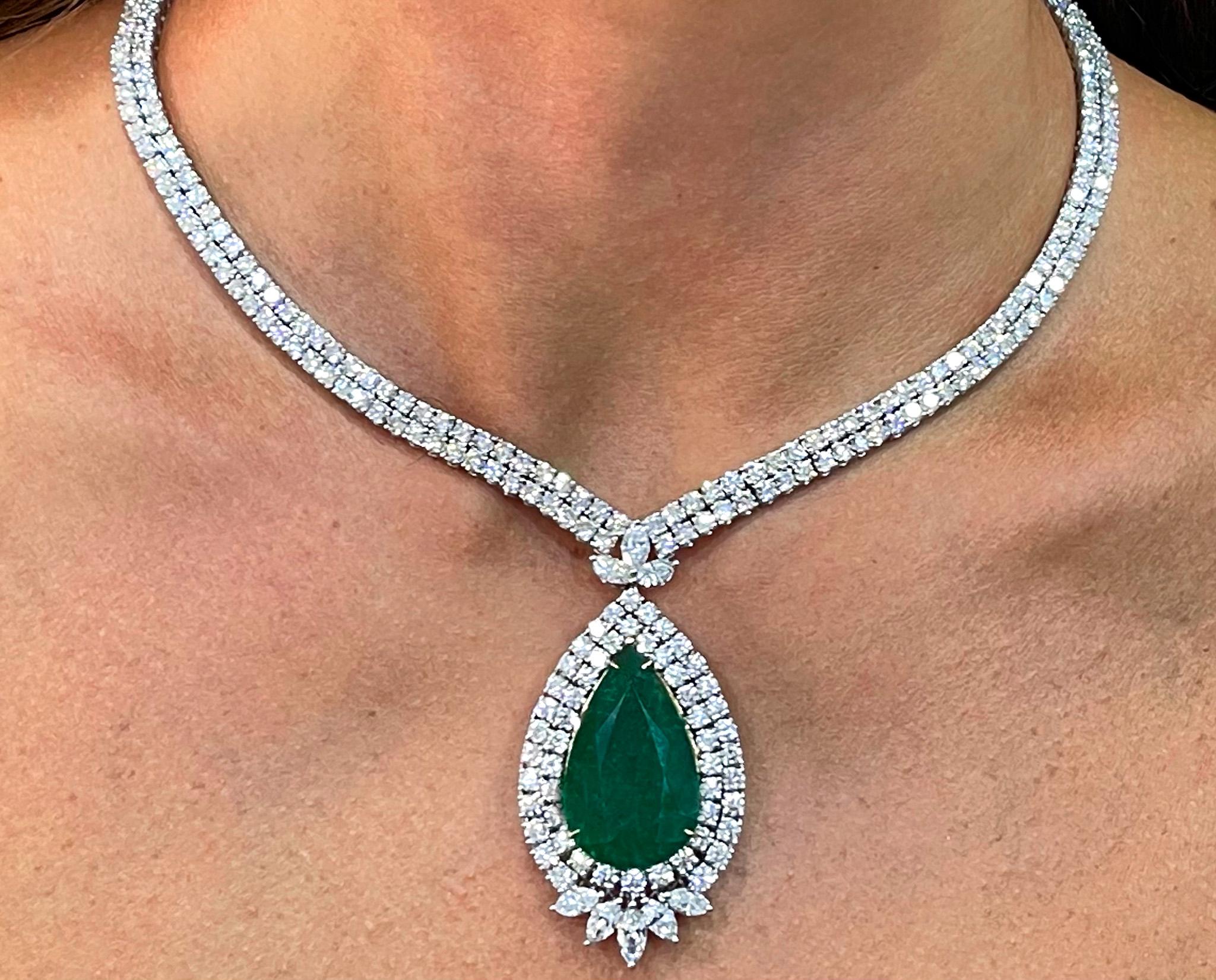 Le pendentif a été réalisé en or blanc 18 carats et serti de diamants. La pièce maîtresse est une émeraude poire très importante. Il est accompagné d'une évaluation par le GIA.
Émeraude poire = 27.15 carat
Le poids total en carats des diamants est